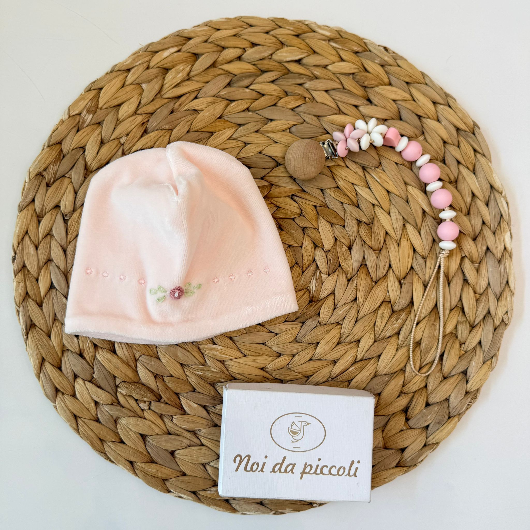 CAPPELLO IN CINIGLIA ROSA CON RICAMO FLOREALE ROSA E VERDE