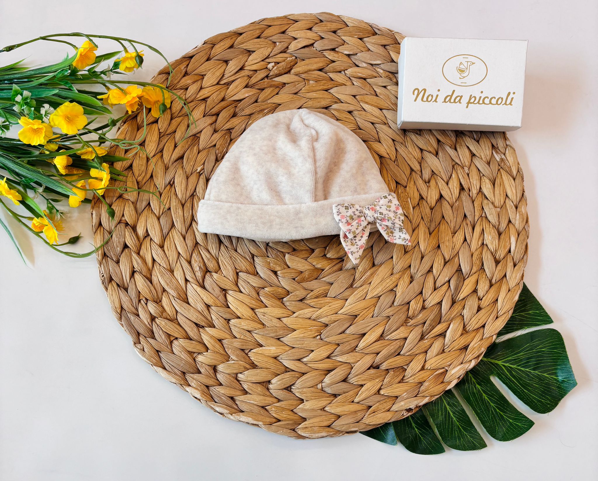 CAPPELLINO CINIGLIA BEIGE CON FIOCCHETTO FLOREALE