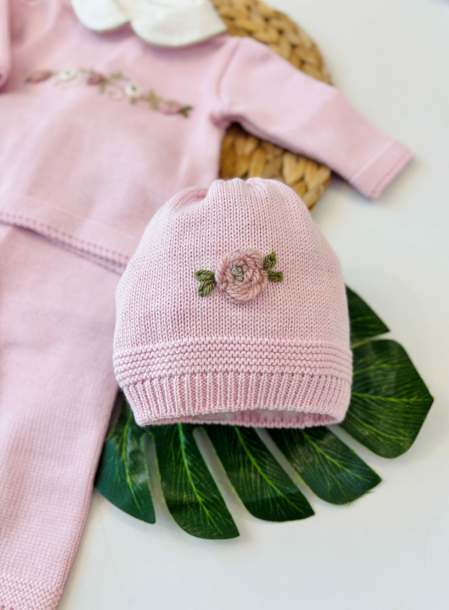 COMPLETO CON PARURE IN LANA ROSA ROSELLINE RICAMATE