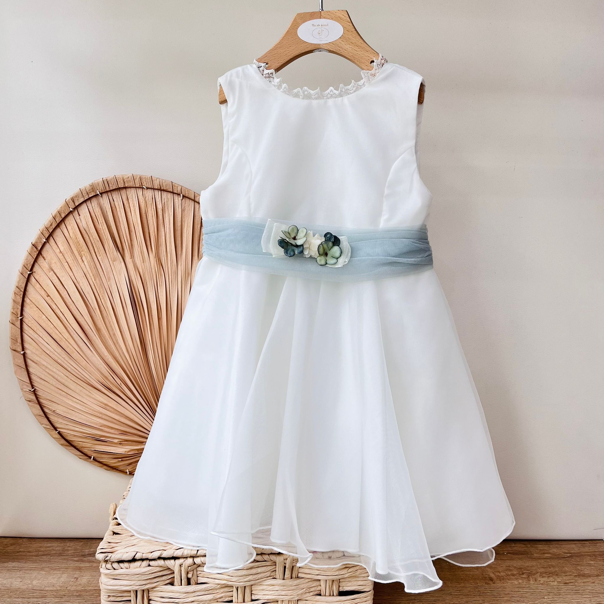 ABITINO CERIMONIALE IN TULLE CON FIORELLINI  BIANCO