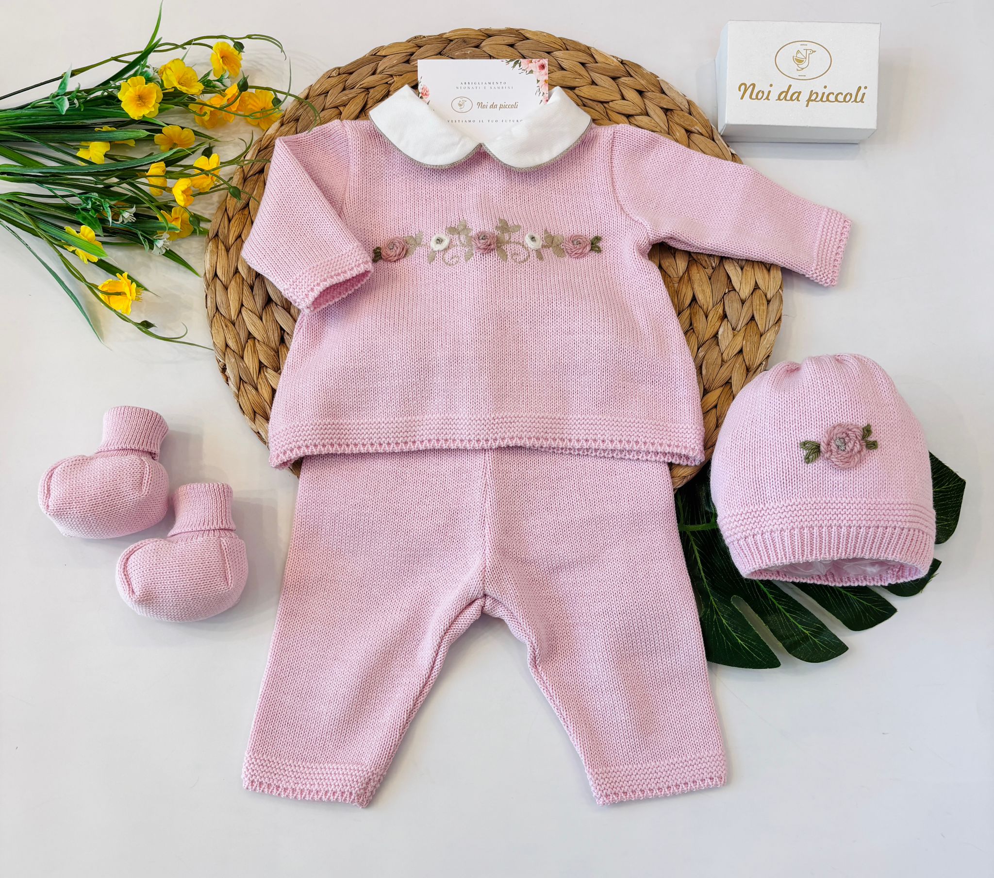 COMPLETO CON PARURE IN LANA ROSA ROSELLINE RICAMATE