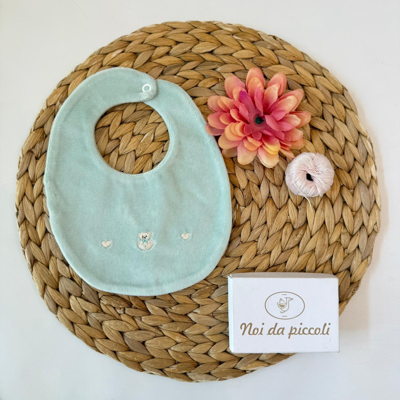 BAVETTA IN CINIGLIA VERDE ACQUA DECOERATA CON ORSETTI E PICCOLI CUORI