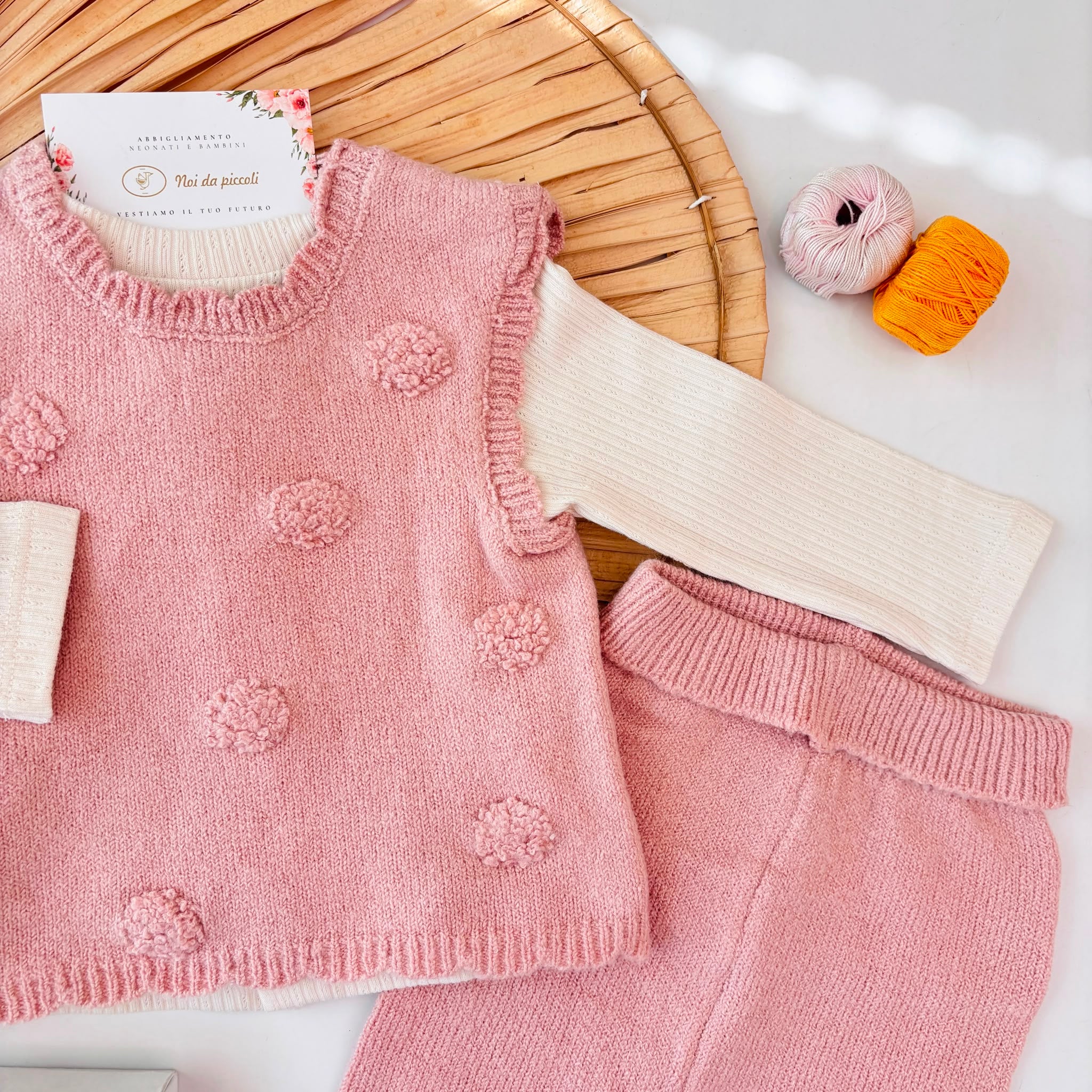 COMPLETO IN FILATO CALDO ROSA CON PON POM