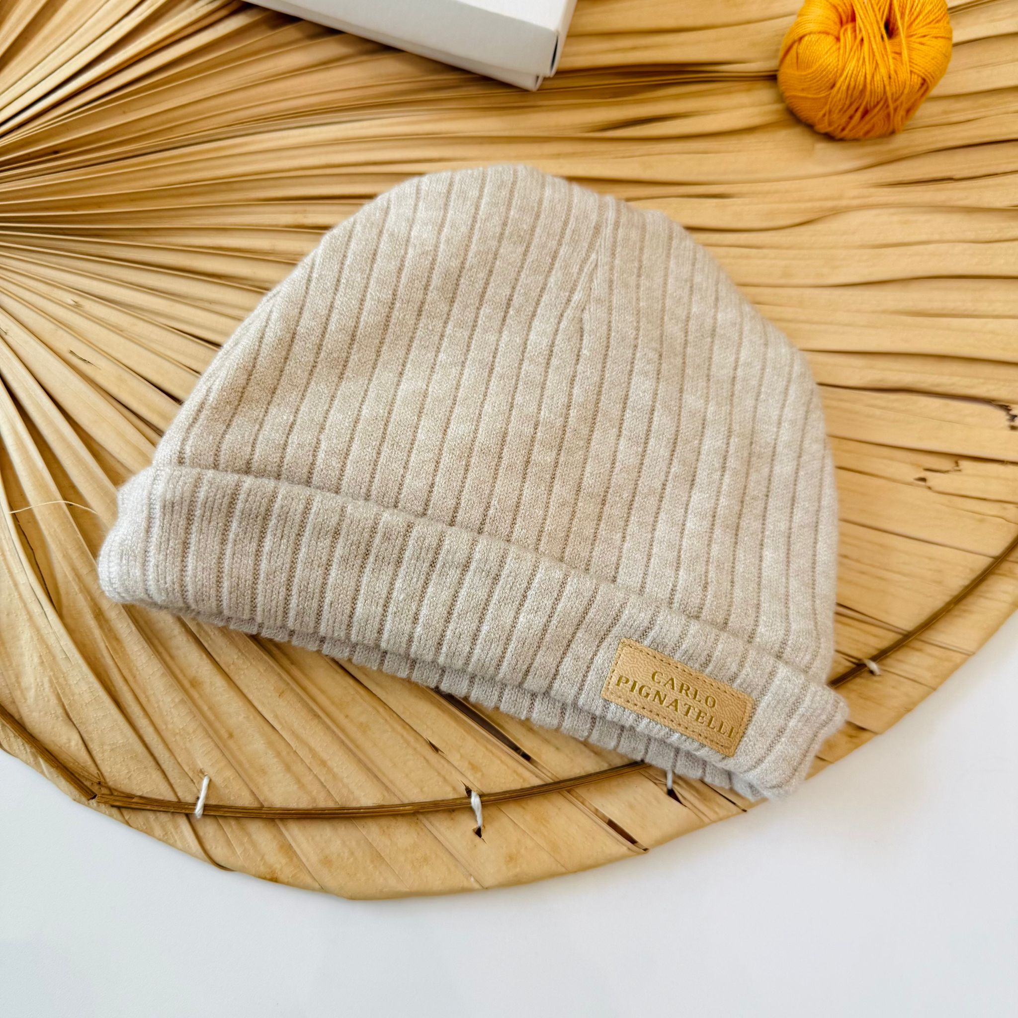 CAPPELLO IN MAGLINA CALDA A COSTE BEIGE