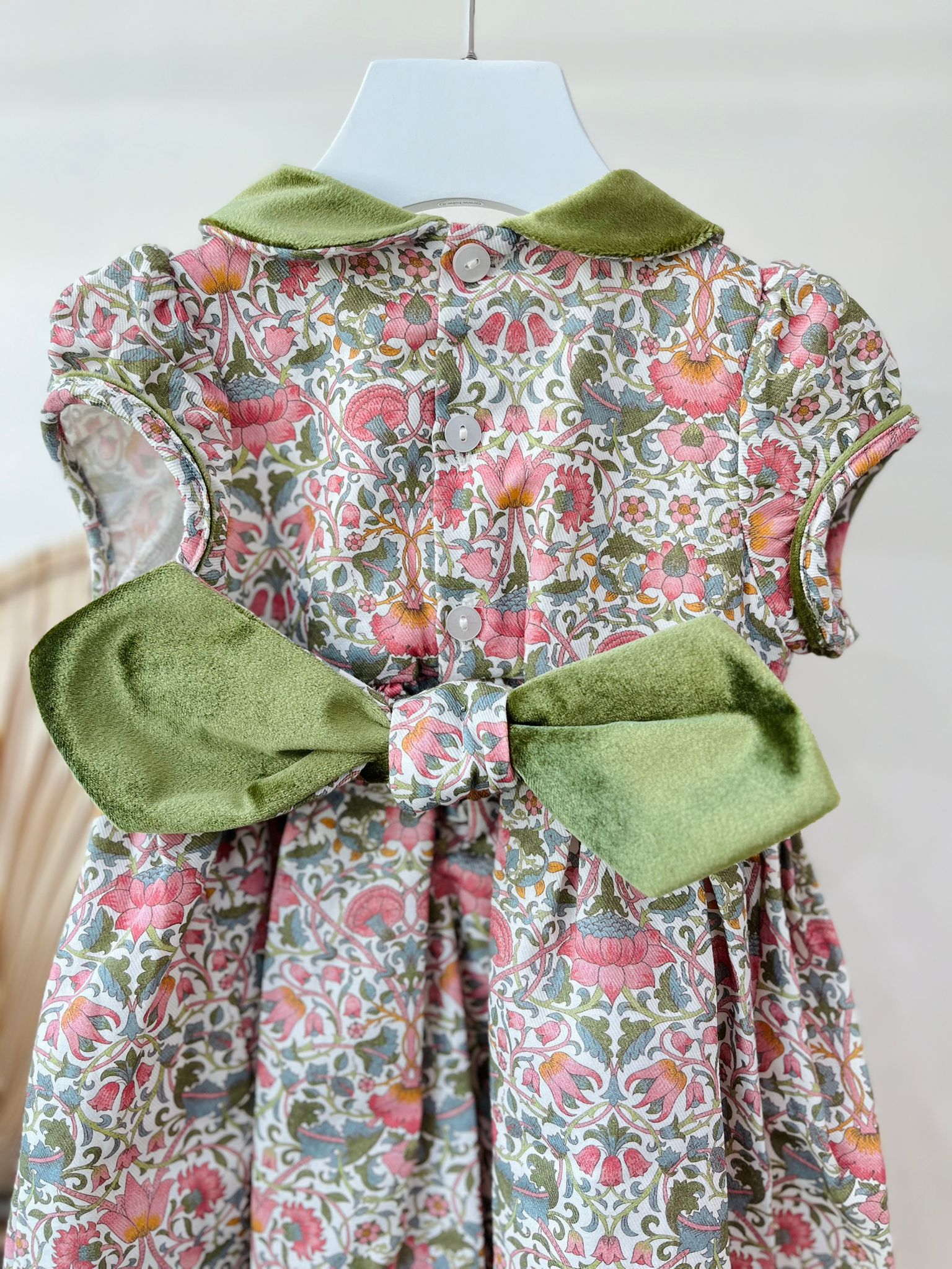 ABITINO A MANICA CORTA FLOREALE CON BOTTONCINI E COLLETTO ROSSO IN VELLUTO ROSA VERDE - Noi da piccoli