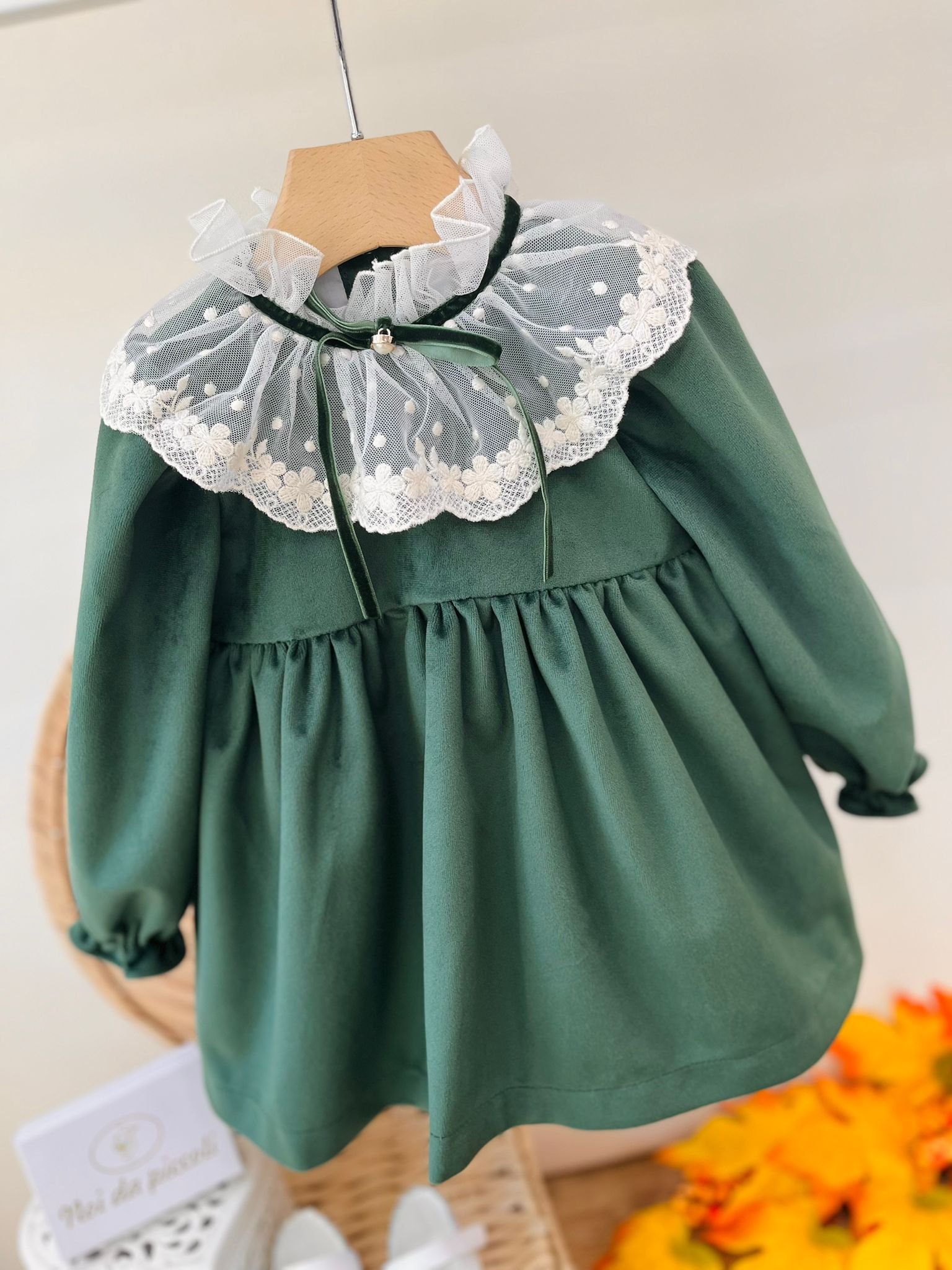 ABITINO A MANICA LUNGA CON COLLETTO A VOLANT E FIORELLINI RICAMATI VERDE - Noi da piccoli