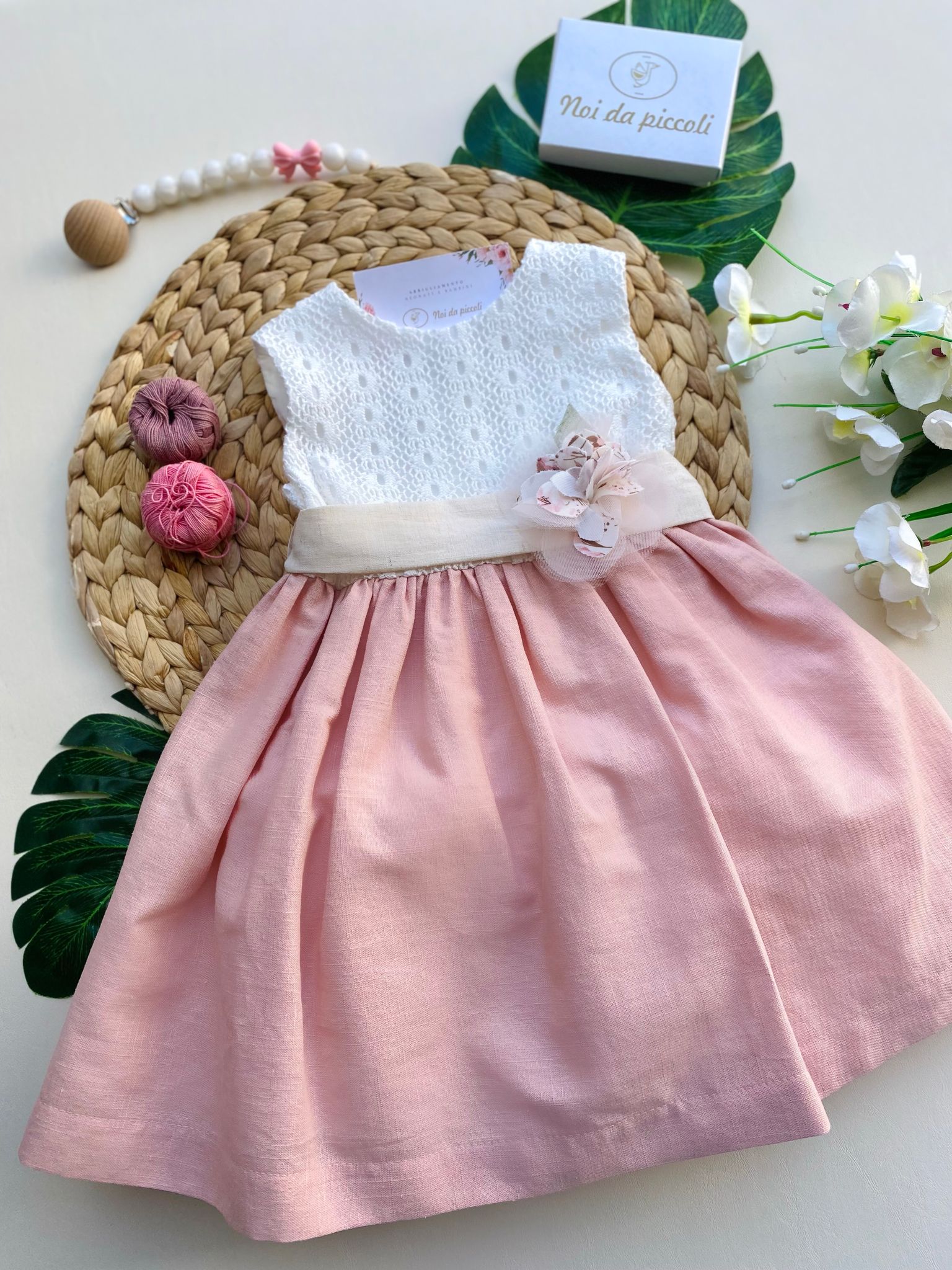 ABITINO BIANCO E ROSA CON FASCIA CENTRALE BEIGE CON FIORELLINO ROSA - Noi da piccoli