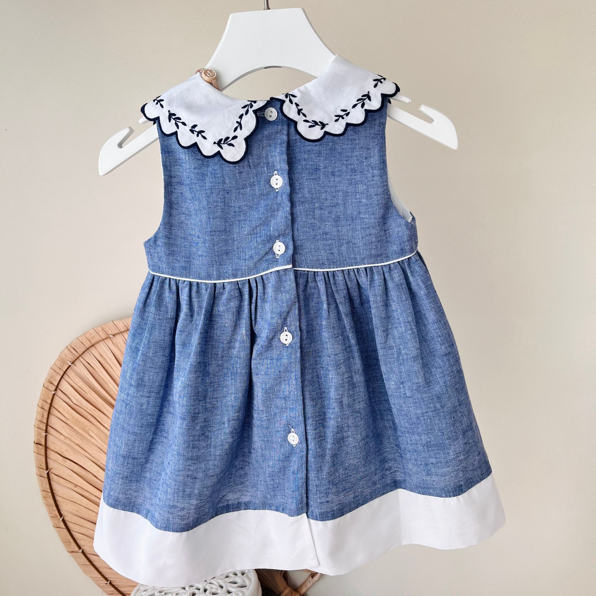 ABITINO BLU E DETTAGLI SMERLATI - Noi da piccoli