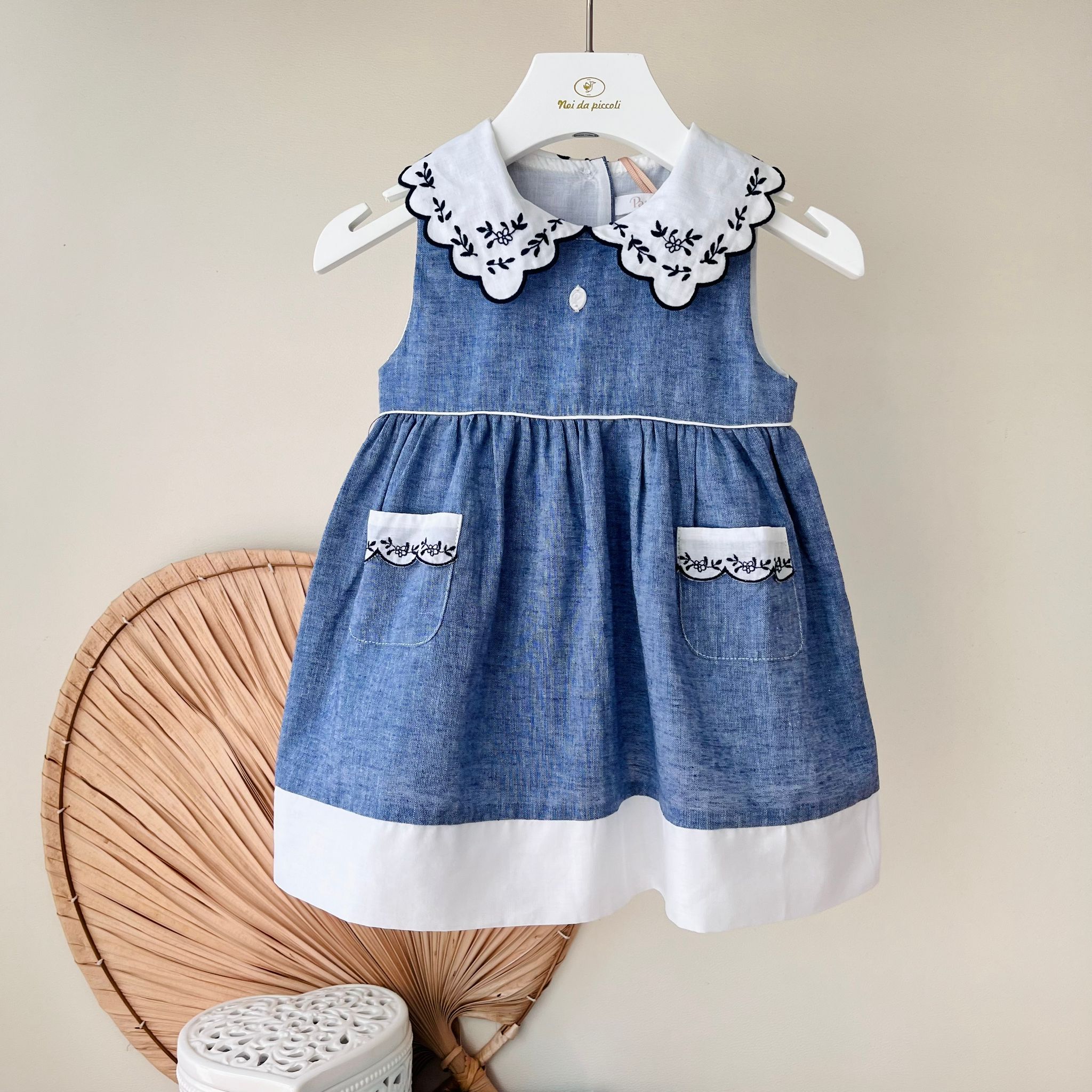 ABITINO BLU E DETTAGLI SMERLATI - Noi da piccoli