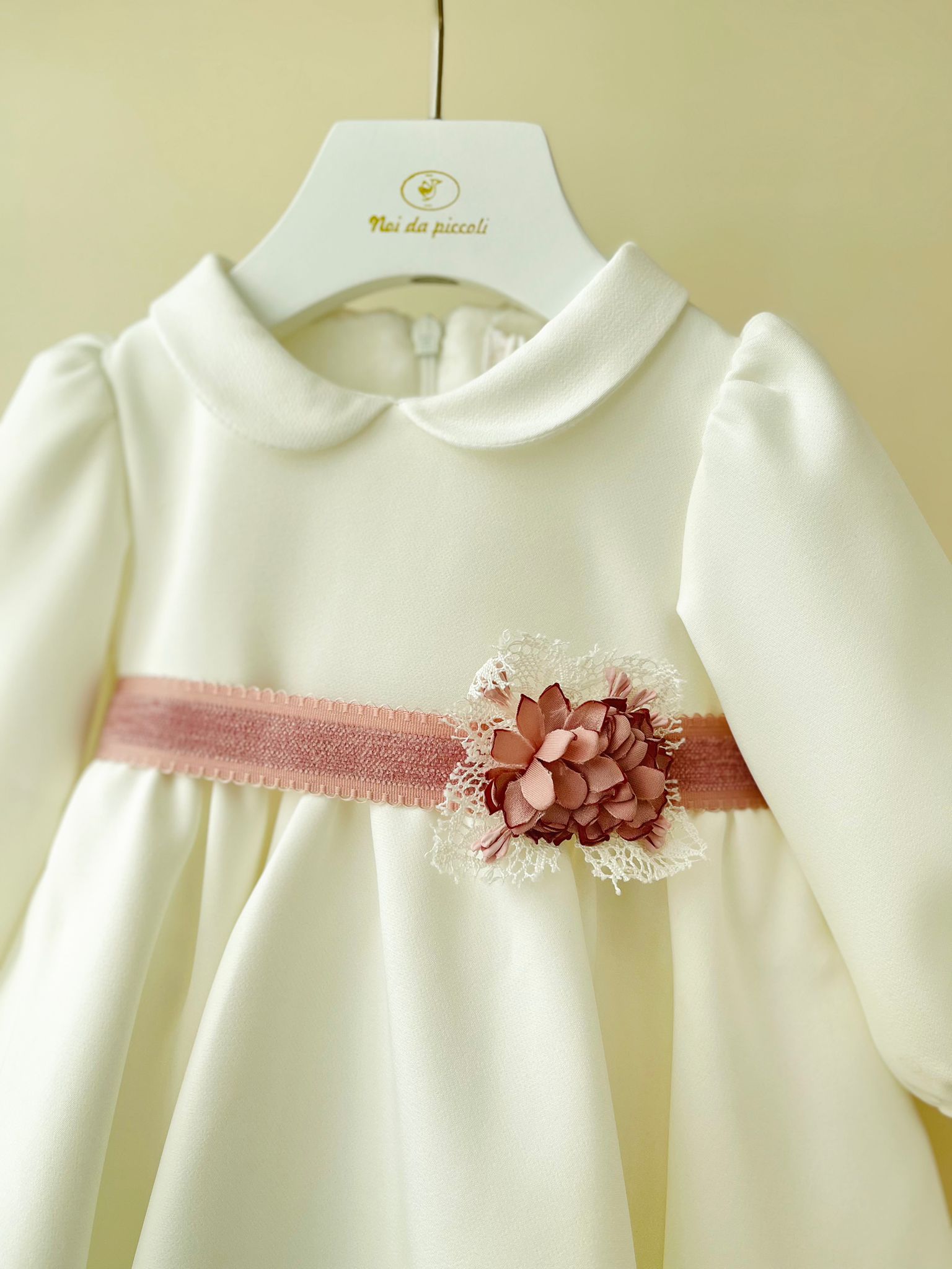 ABITINO CERIMONIALE A MANICA LUNGA CON FIORELLINO CENTRALE BIANCO ROSA - Noi da piccoli