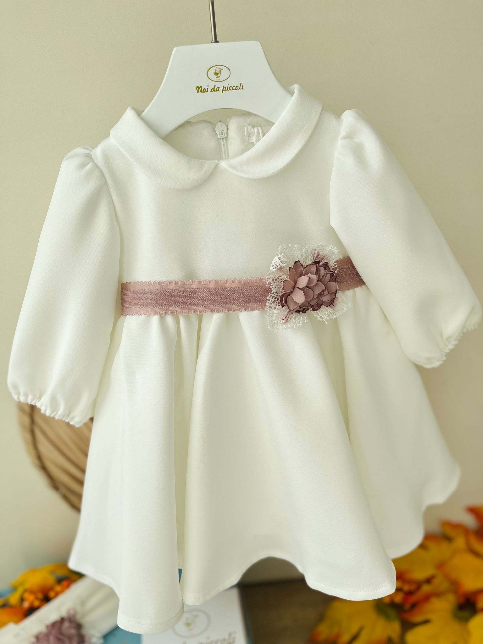 ABITINO CERIMONIALE A MANICA LUNGA CON FIORELLINO CENTRALE BIANCO ROSA - Noi da piccoli