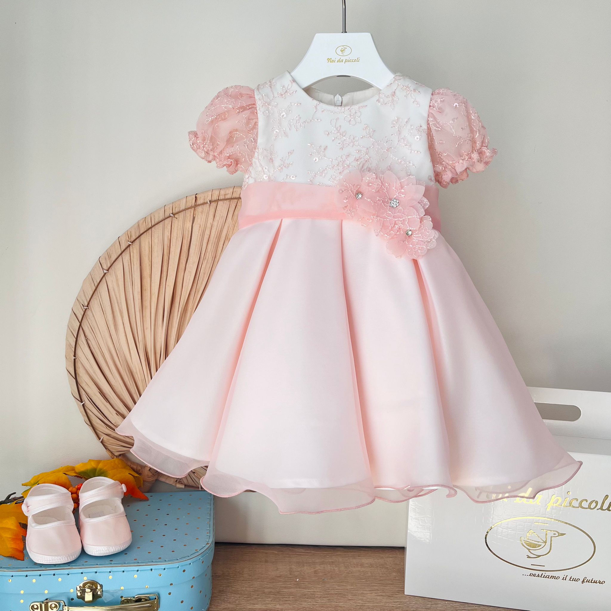 ABITINO CERIMONIALE AMPIO CON FIORELLINI E MERLETTO ROSA - Noi da piccoli