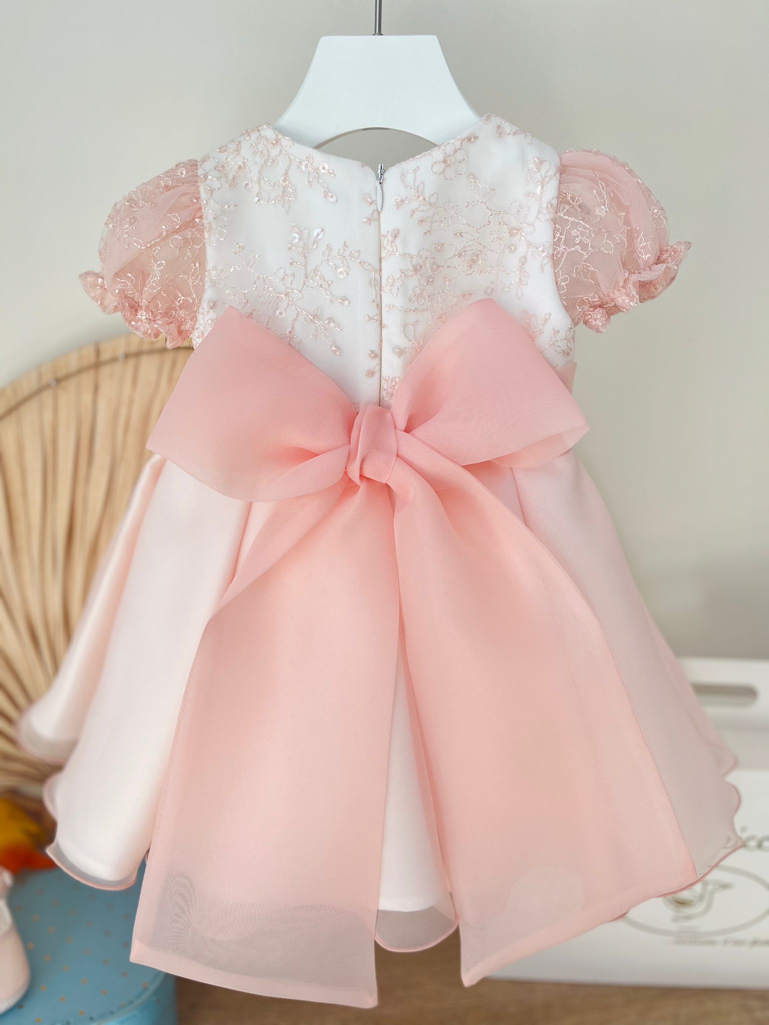 ABITINO CERIMONIALE AMPIO CON FIORELLINI E MERLETTO ROSA - Noi da piccoli