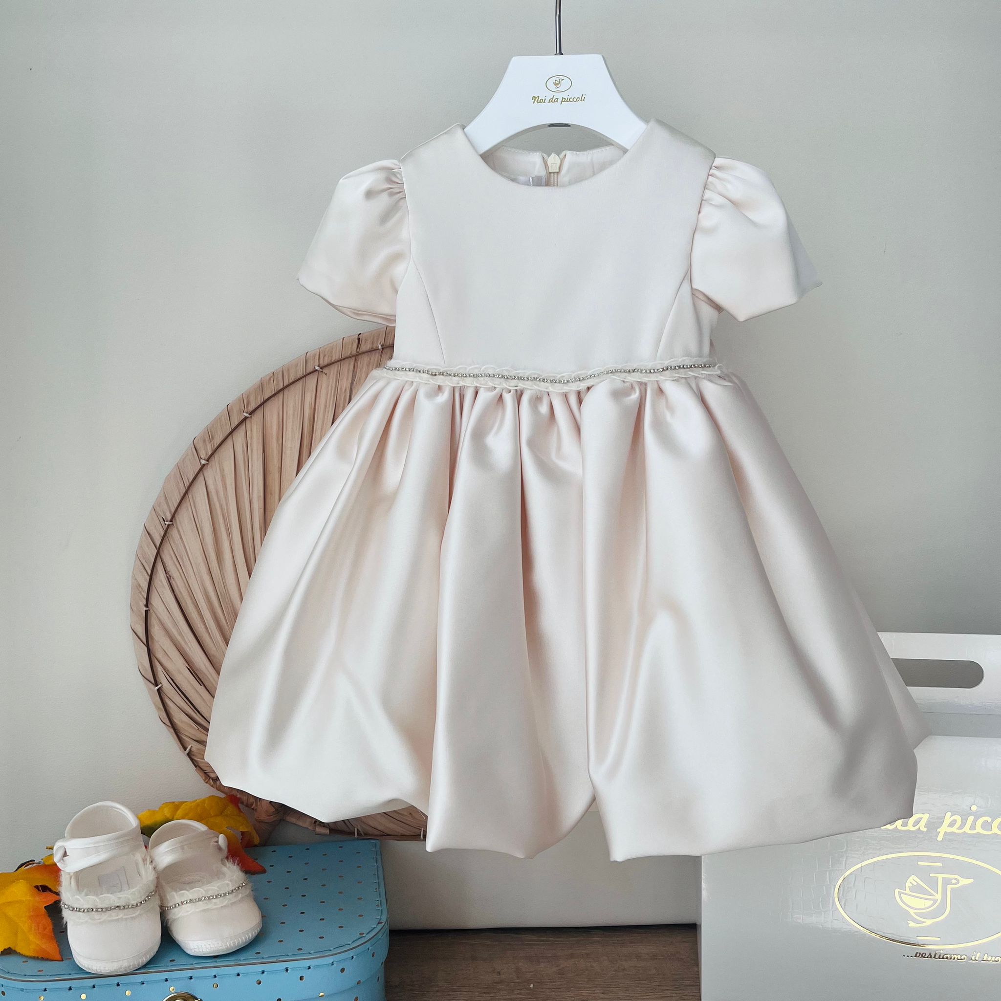 ABITINO CERIMONIALE CON FASCIA CENTRALE DI BRILLANTINI CREMA - Noi da piccoli