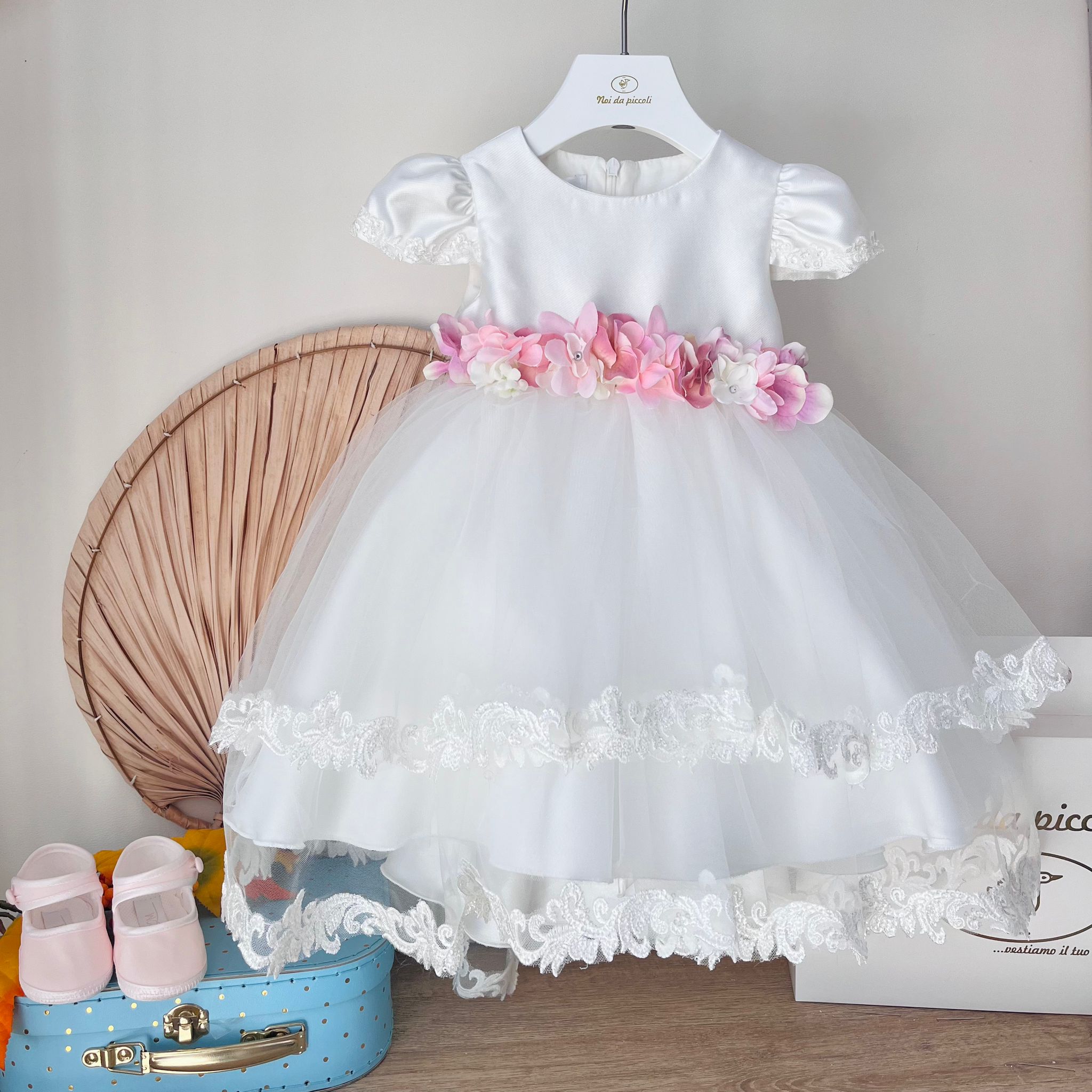 ABITINO CERIMONIALE CON FASCIA FLOREALE BIANCO ROSA - Noi da piccoli