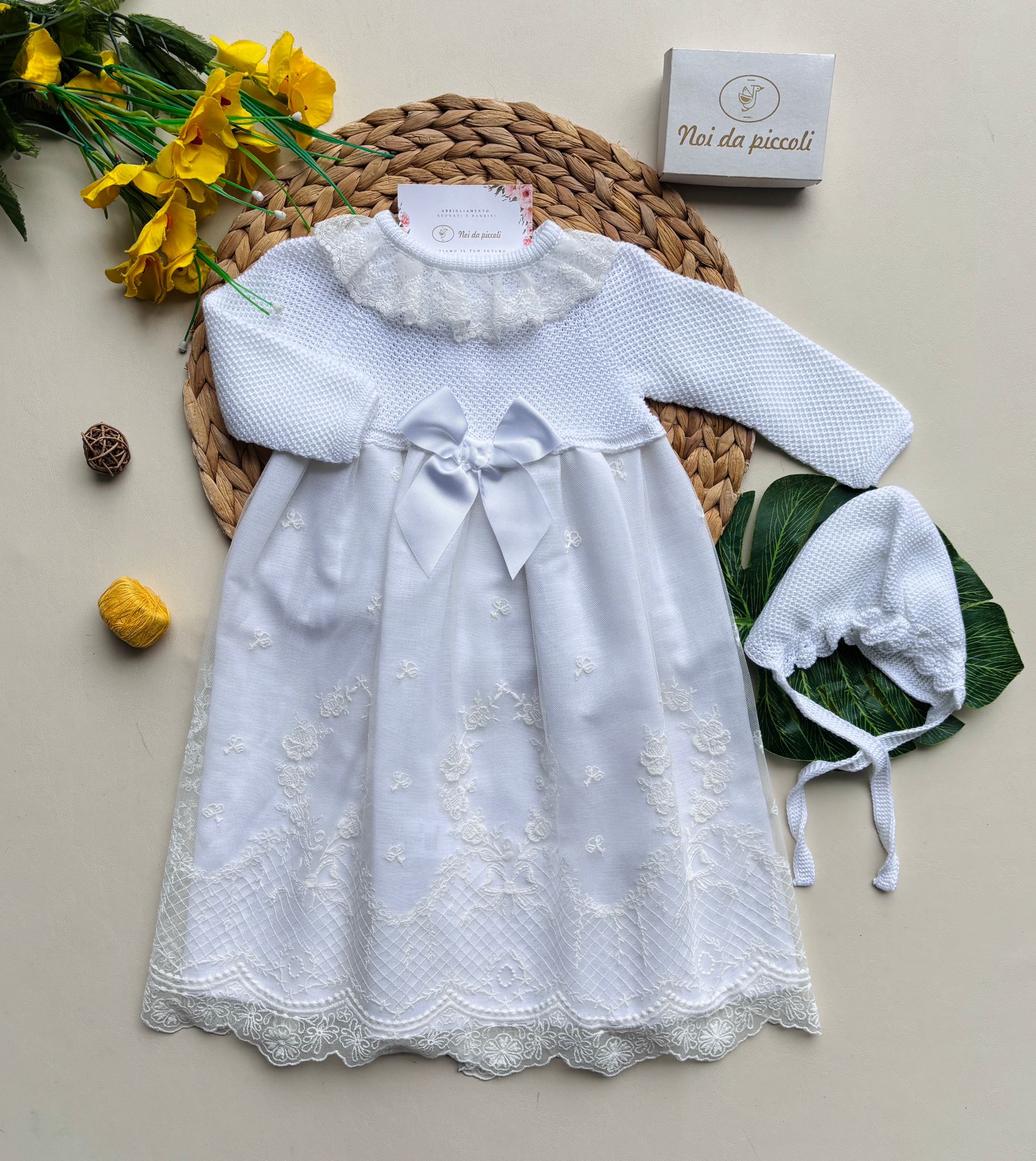 ABITINO CON CUFFIETTA CON COLLETTO RICAMATO E FIOCCHETTO CENTRALE BIANCO - Noi da piccoli