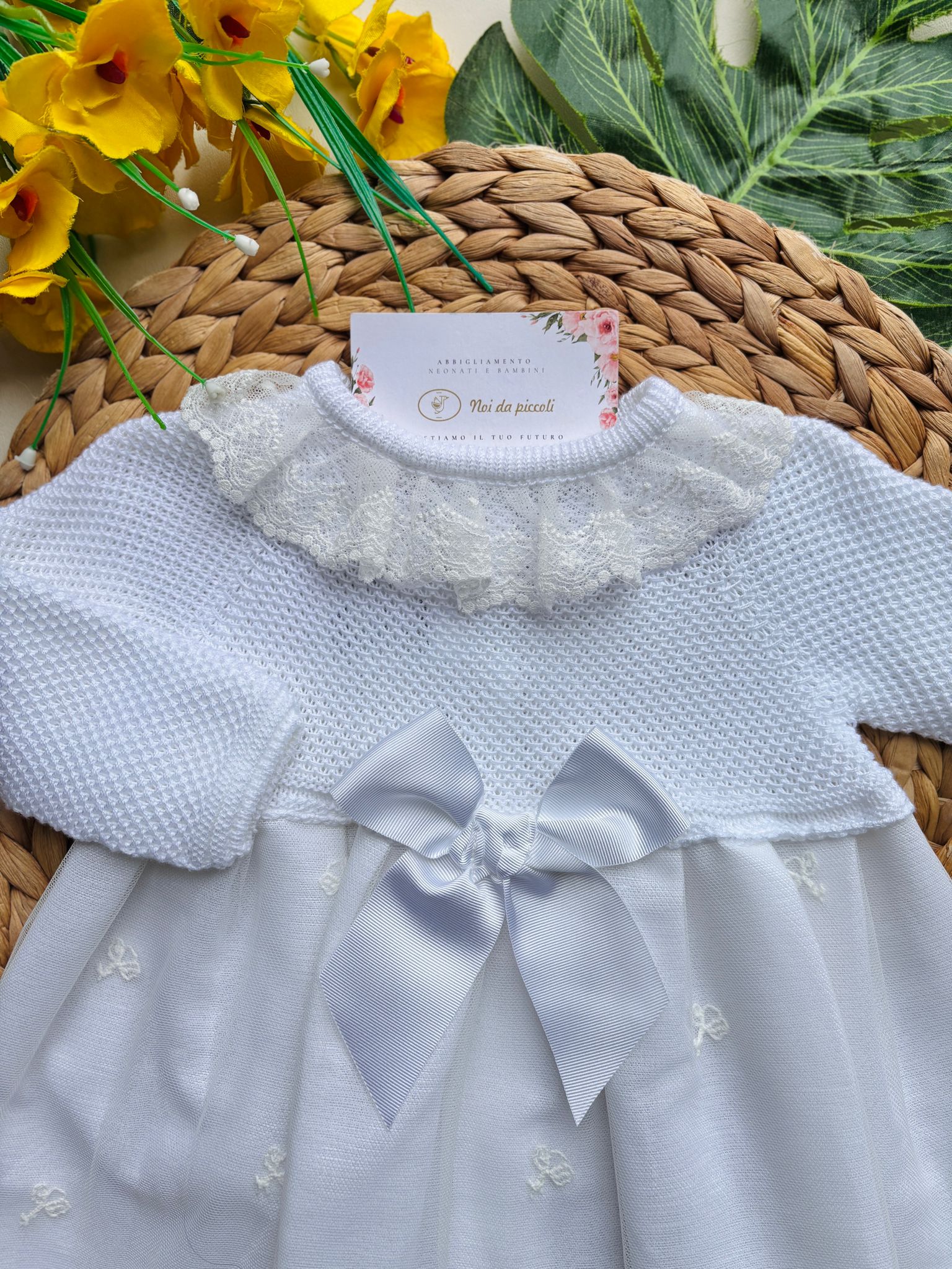 ABITINO CON CUFFIETTA CON COLLETTO RICAMATO E FIOCCHETTO CENTRALE BIANCO - Noi da piccoli