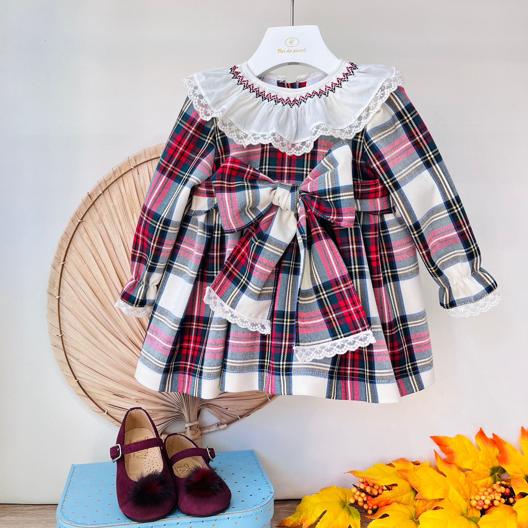 ABITINO IN TARTAN CON FIOCCO CENTRALE E COLLETTO A VOLANT RICAMATO ROSSO TARTAN - Noi da piccoli