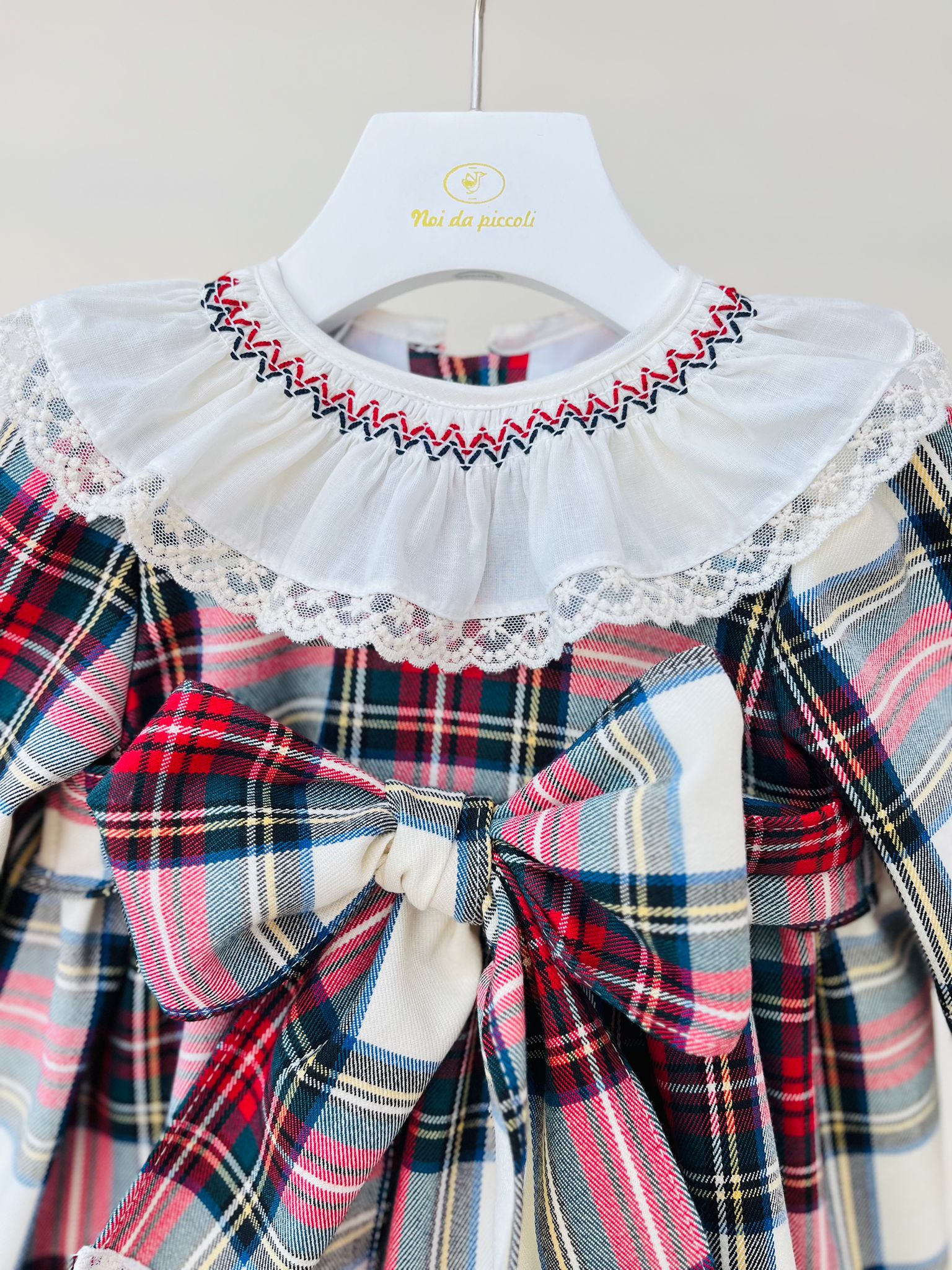 ABITINO IN TARTAN CON FIOCCO CENTRALE E COLLETTO A VOLANT RICAMATO ROSSO TARTAN - Noi da piccoli