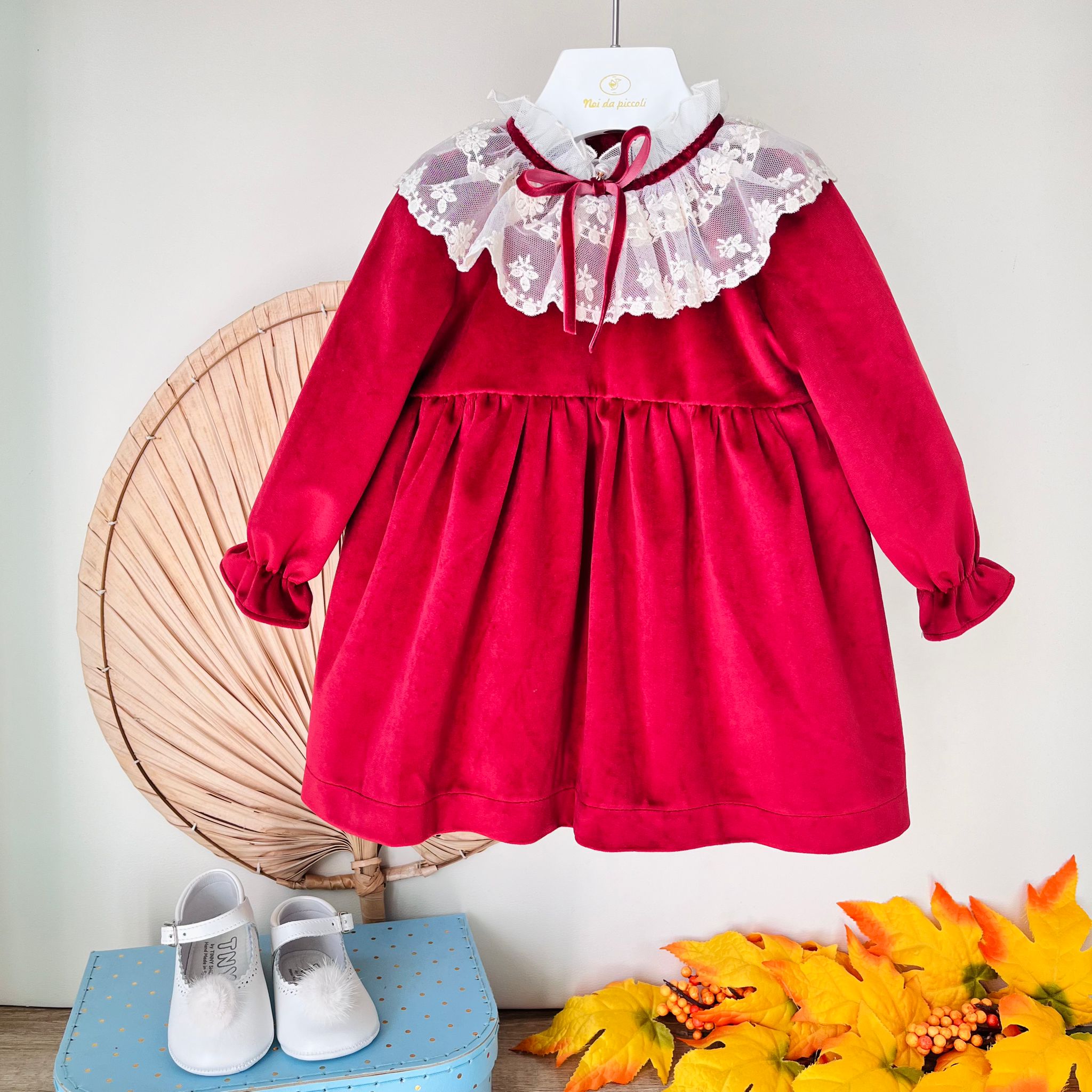 ABITINO IN VELLUTINO A MANICA LUNGA CON COLLETTO A VOLANT FIORELLINI RICAMATI BORDEAUX - Noi da piccoli