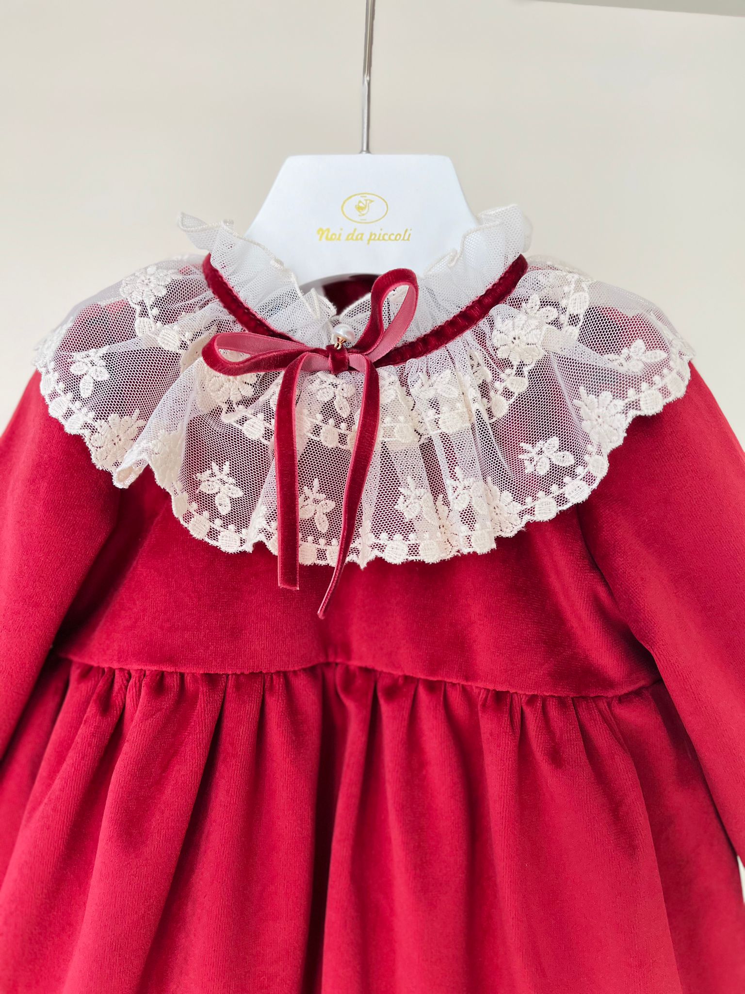 ABITINO IN VELLUTINO A MANICA LUNGA CON COLLETTO A VOLANT FIORELLINI RICAMATI BORDEAUX - Noi da piccoli