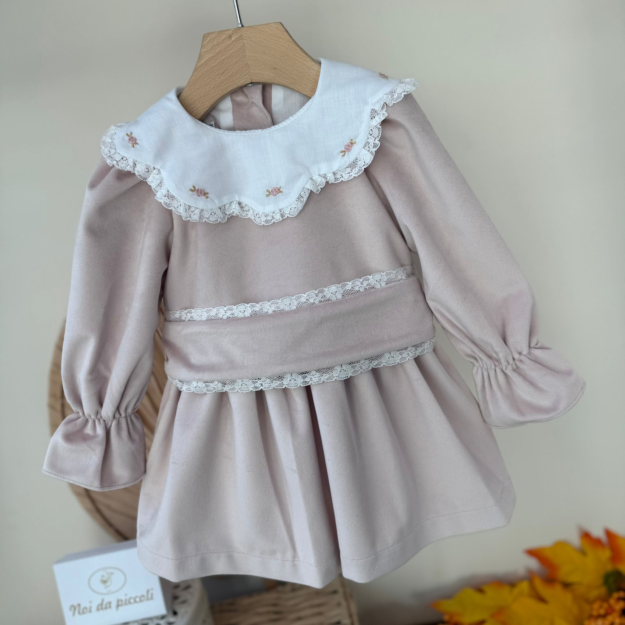 ABITINO IN VELLUTINO CON COLLETTO RICAMATO E FIORELLINI ROSA - Noi da piccoli