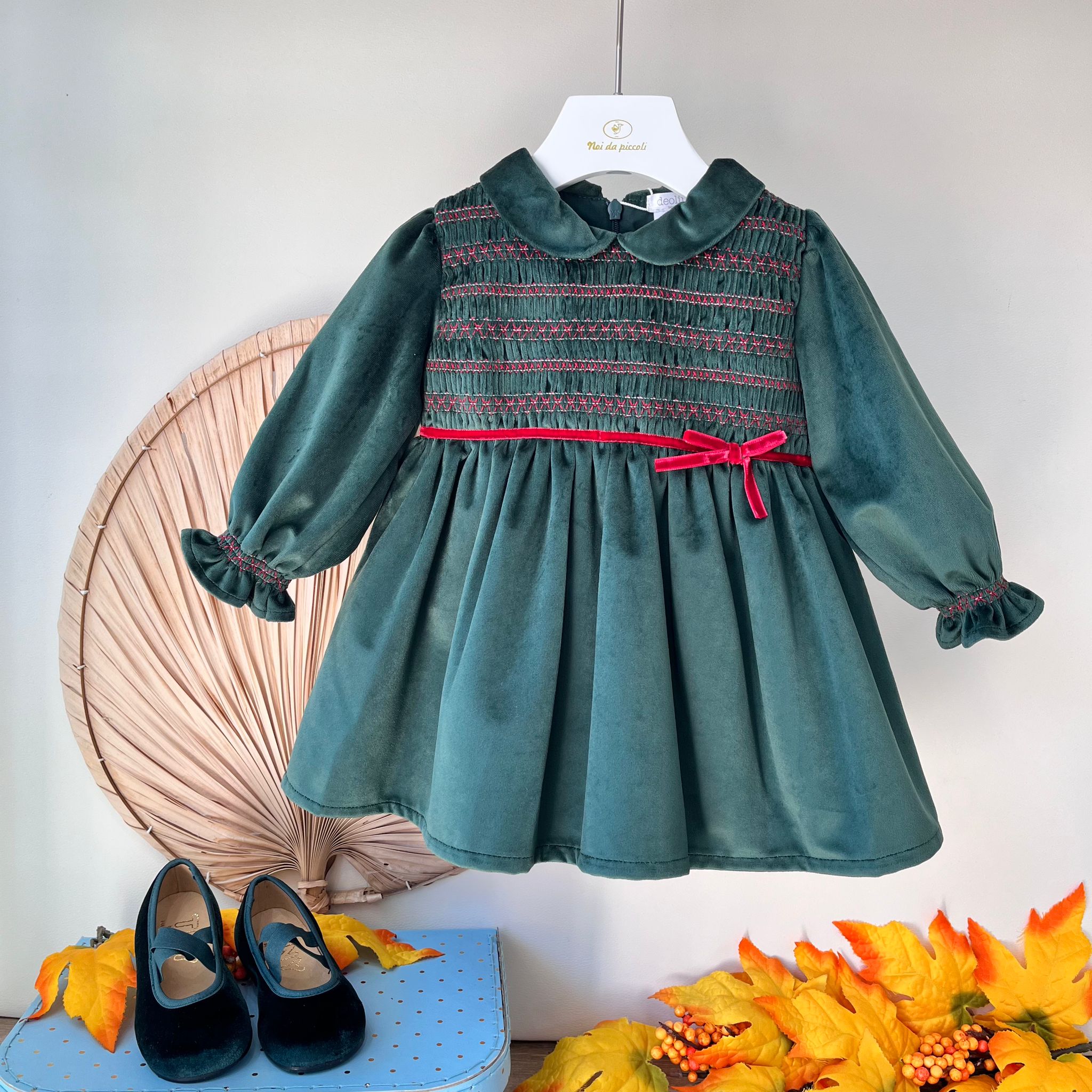 ABITINO IN VELLUTO CON RICAMINI E FIOCCHETTO ROSSO VERDE - Noi da piccoli