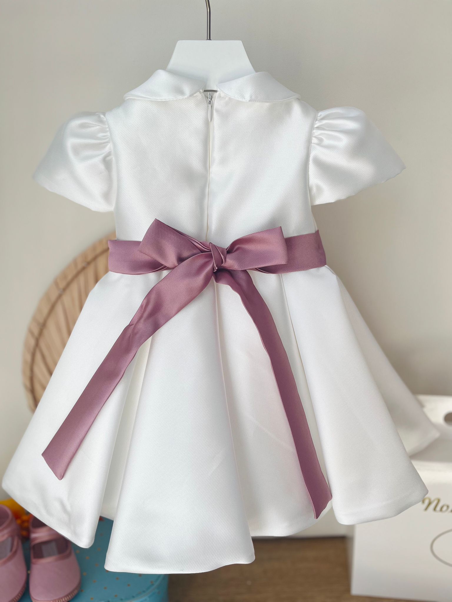 ABITIO CERIMONIALE CON FASCIA E FIOCCO CENTRALE BIANCO E ROSA - Noi da piccoli