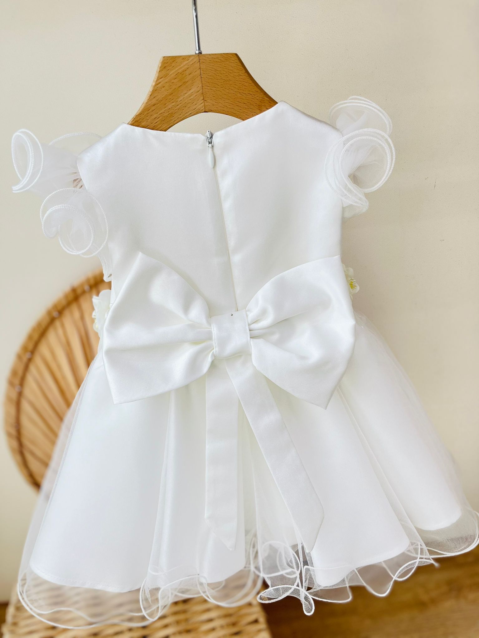 ABITO CERIMONIALE BIANCO CON CINTURINA DI FIORI - Noi da piccoli