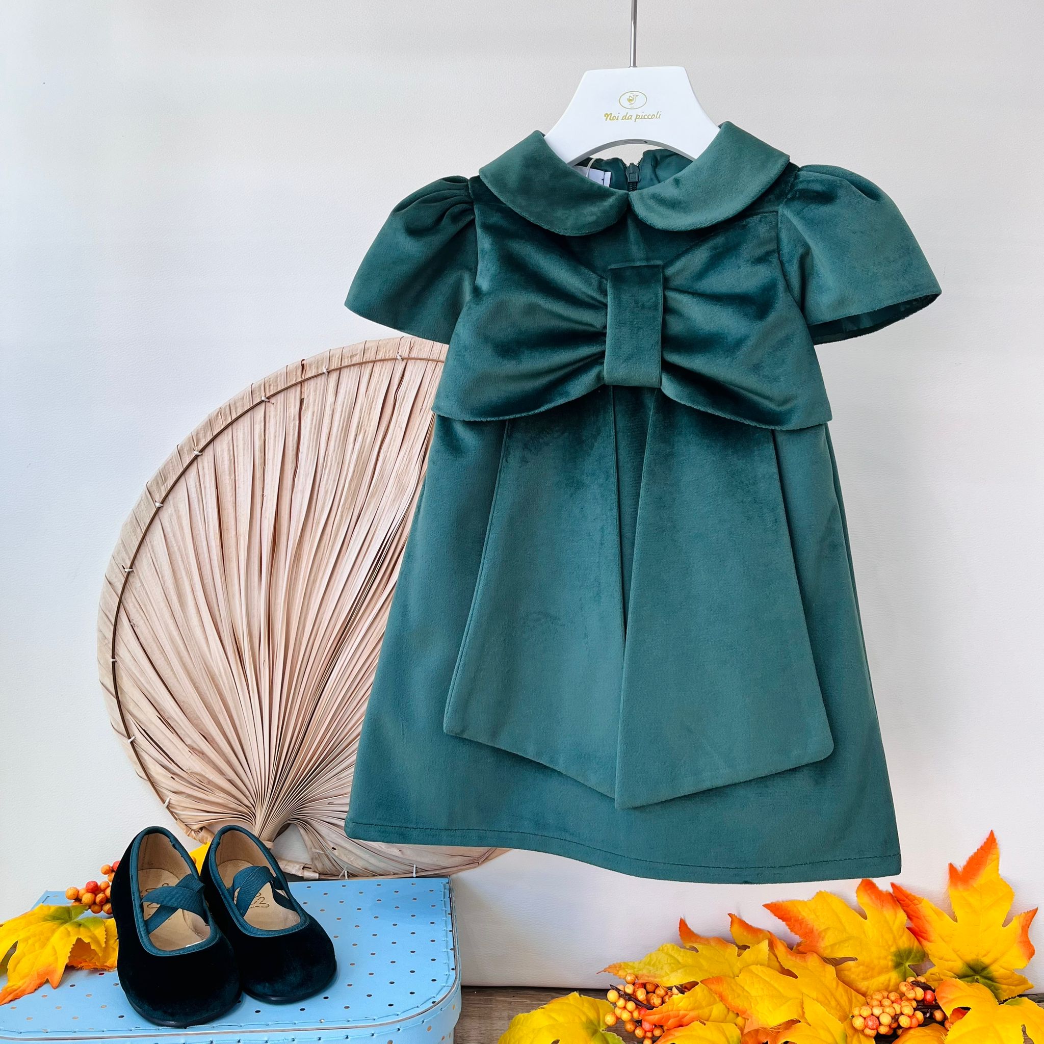 ABITO CERIMONIALE IN VELLUTO CON FIOCCHETTO VERDE - Noi da piccoli