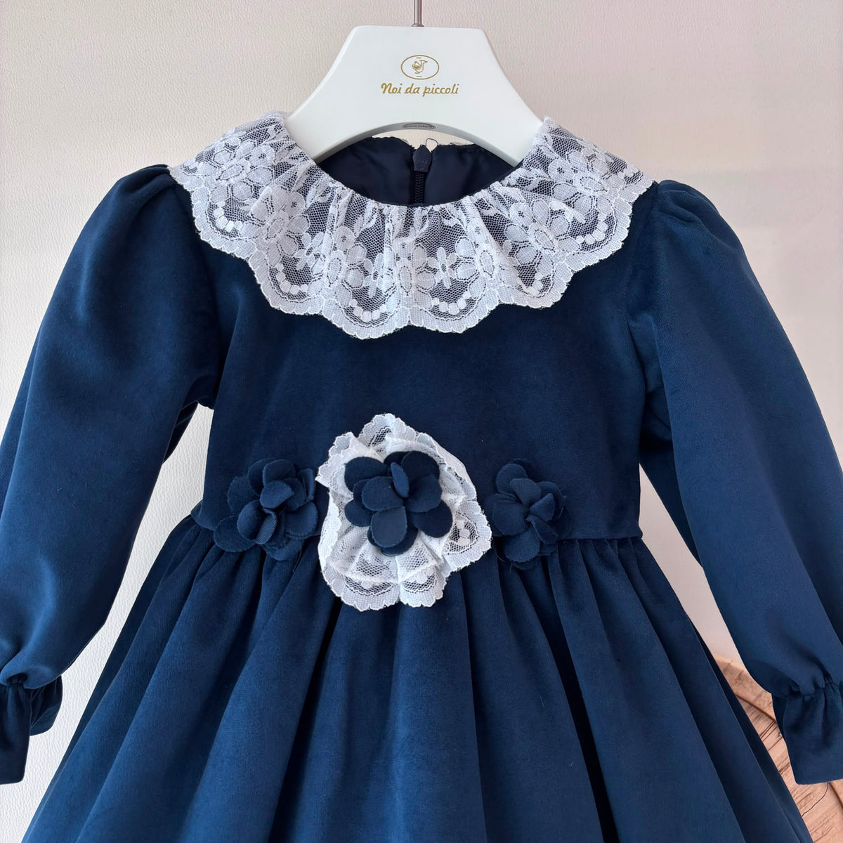 ABITO IN VELLUTO CON COLLO PIZZO BLU