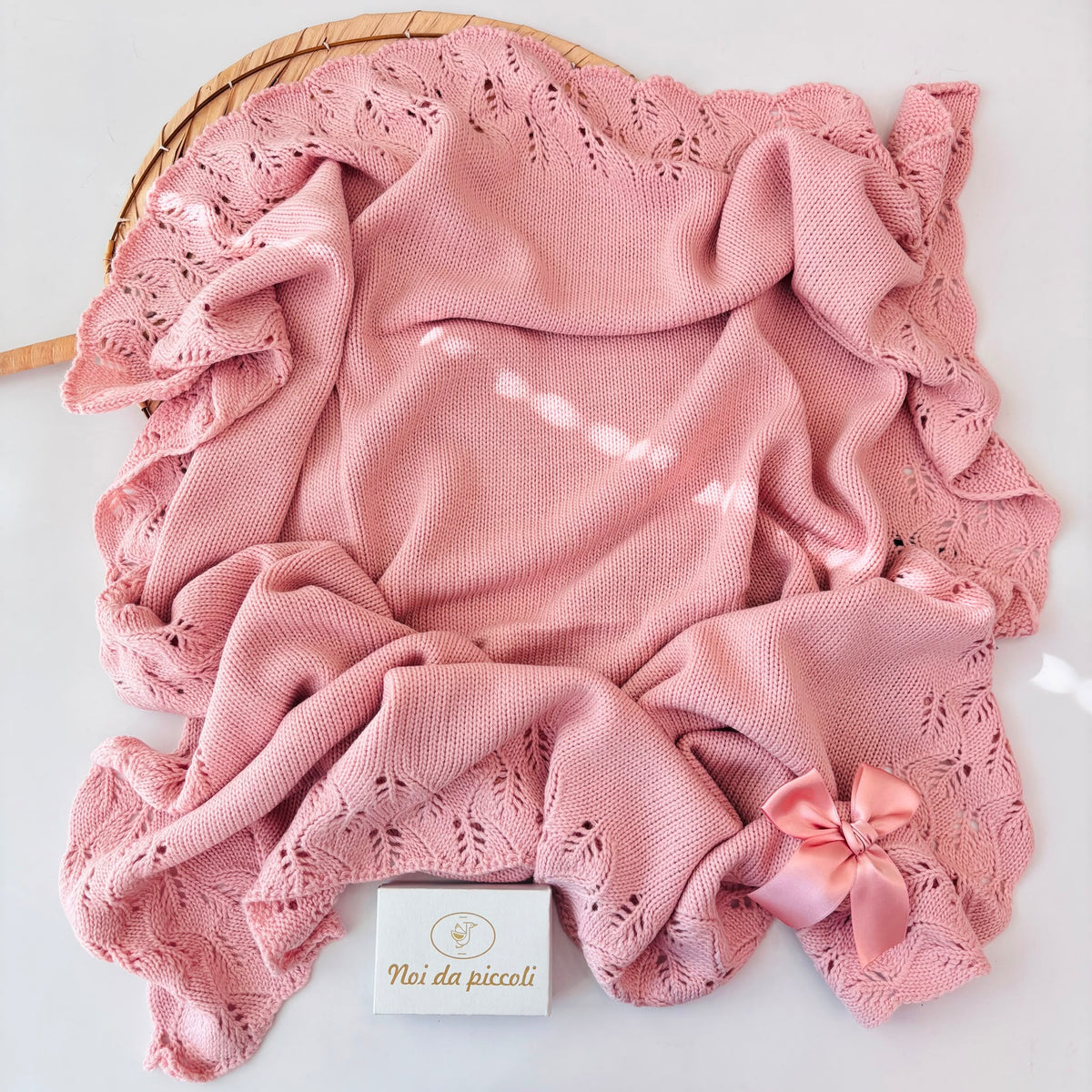 copertina in filato caldo con fiocchetto ROSA