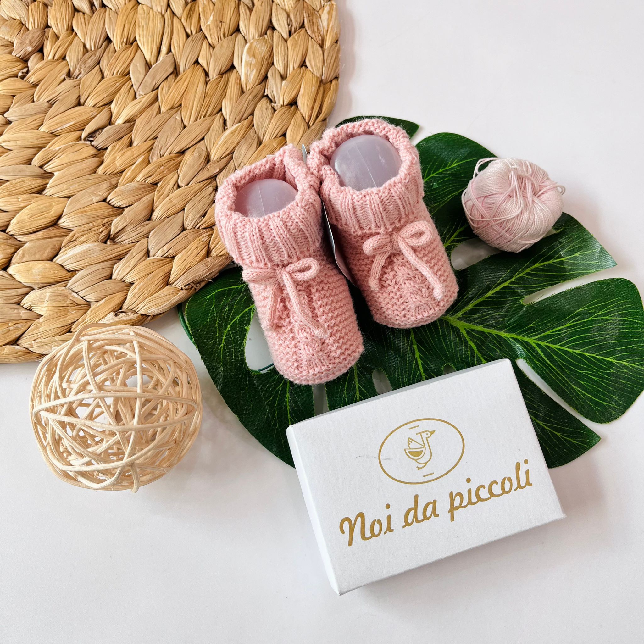 BABBUCCE CON INTRECCIO E FIOCCO FILATO CALDO ROSA CARNE - Noi da piccoli