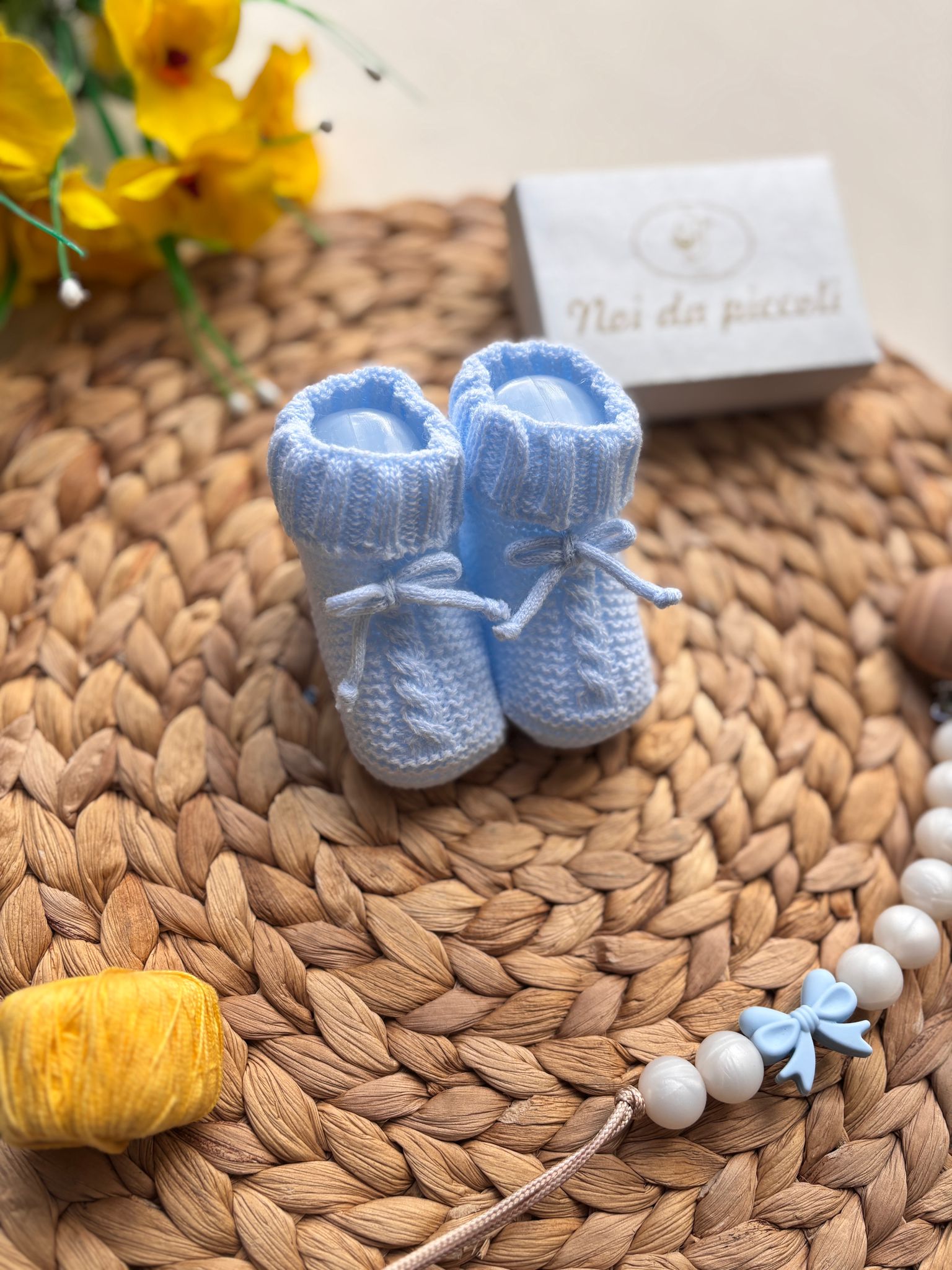 BABBUCCE IN FILATO CALDO CELESTE - Noi da piccoli