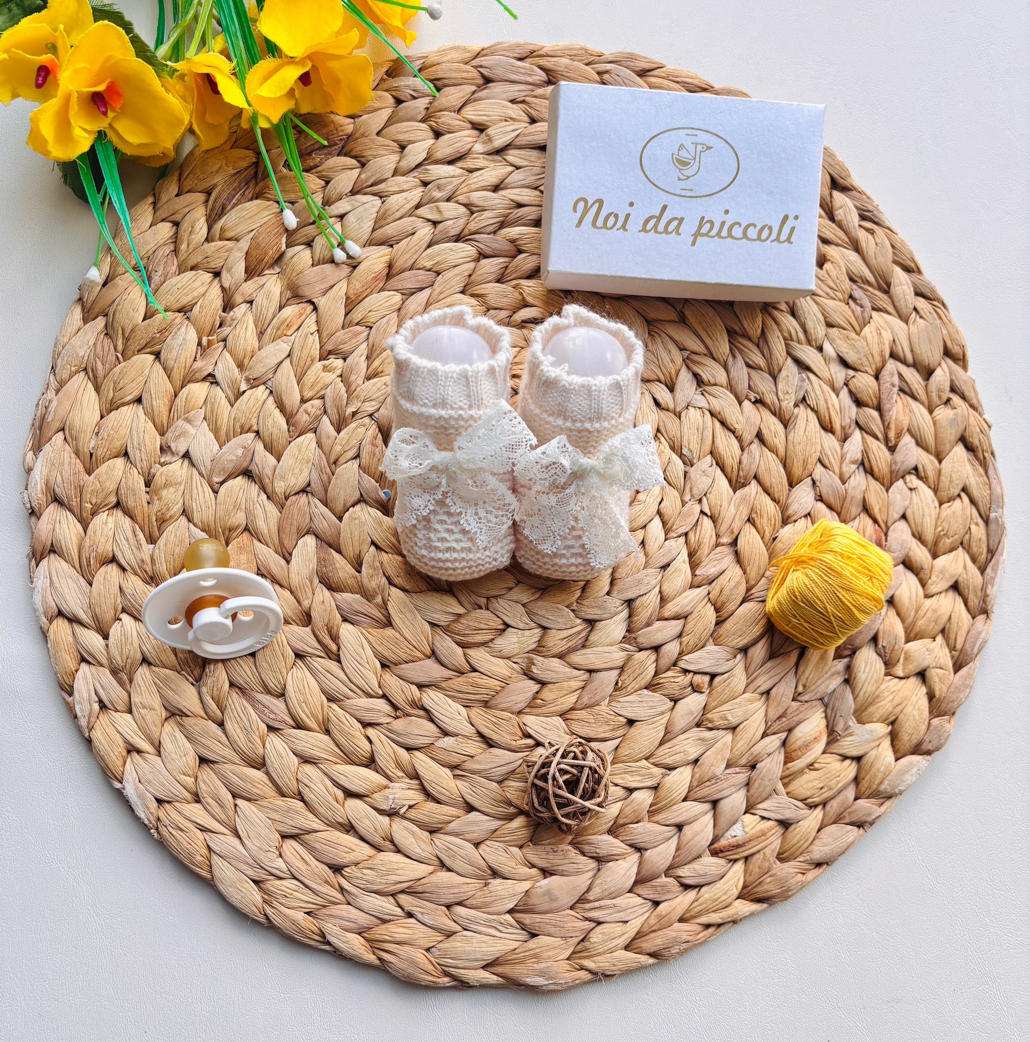 BABBUCCE IN FILATO CALDO CON FIOCCHETTI RICAMATI CREMA - Noi da piccoli