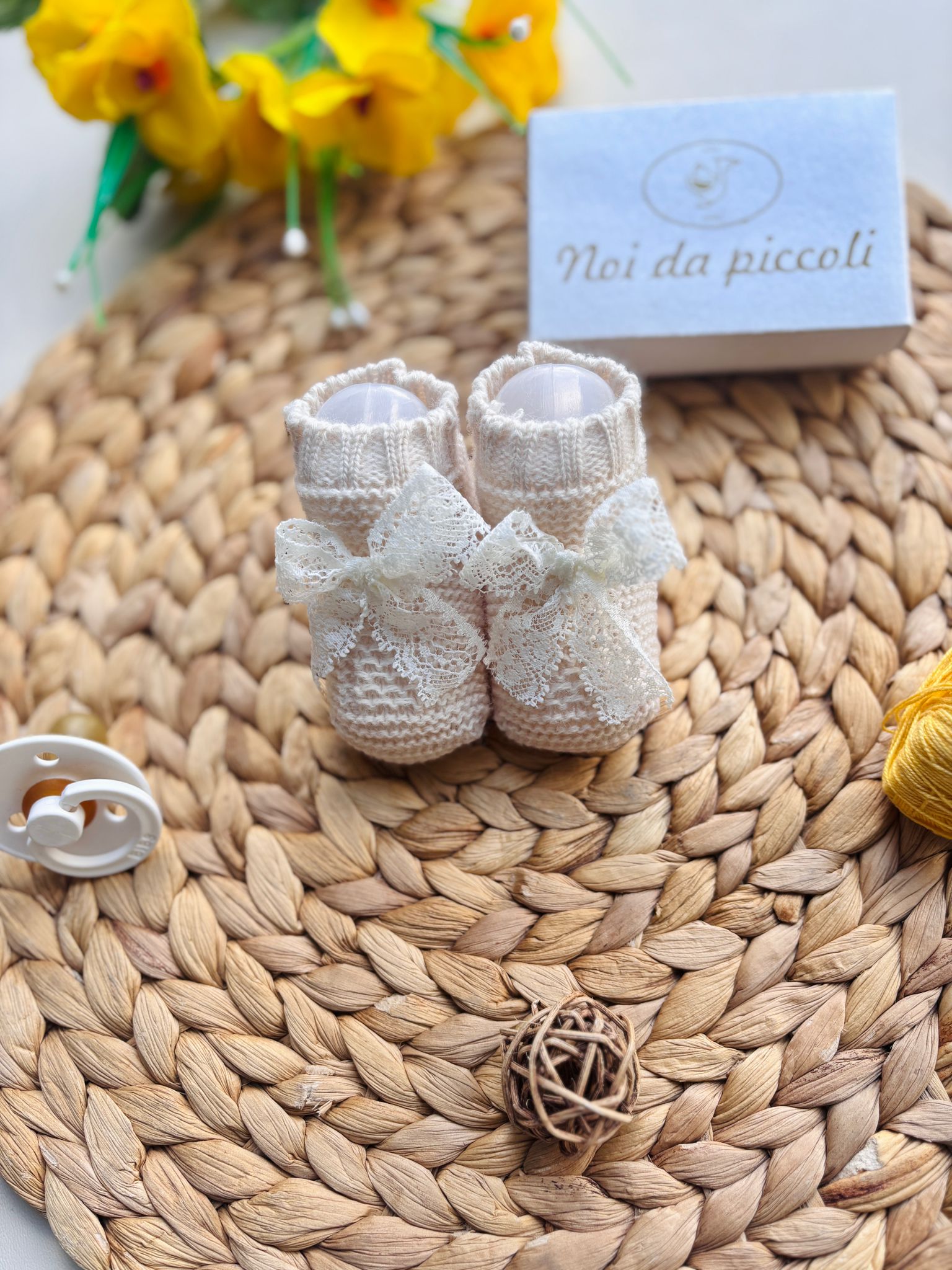 BABBUCCE IN FILATO CALDO CON FIOCCHETTI RICAMATI CREMA - Noi da piccoli