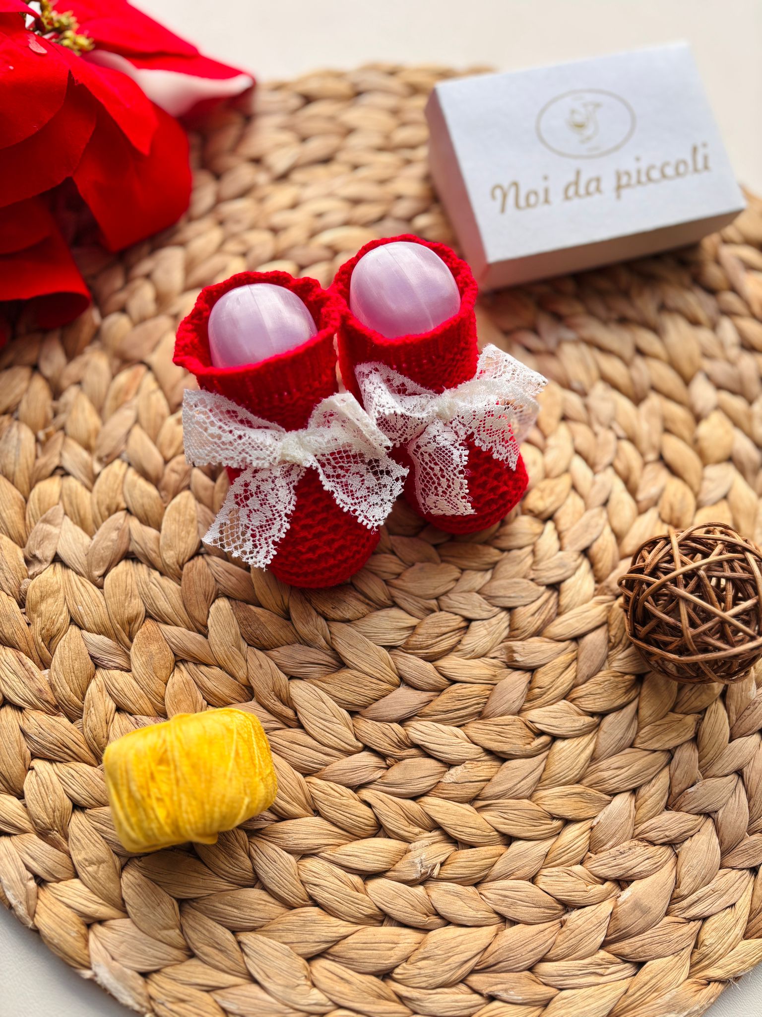 BABBUCCE IN FILATO CALDO CON FIOCCHETTI RICAMATI rojo - Noi da piccoli