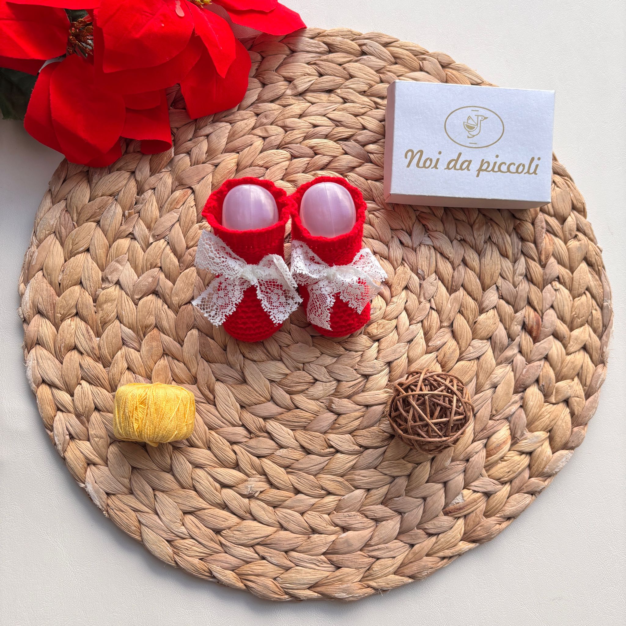 BABBUCCE IN FILATO CALDO CON FIOCCHETTI RICAMATI rojo - Noi da piccoli