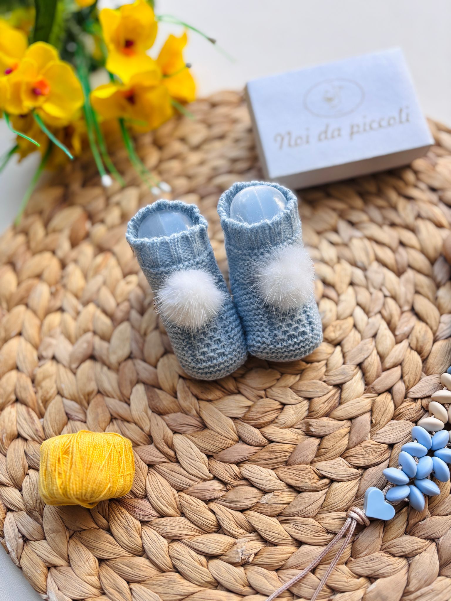 BABBUCCE IN FILATO CALDO CON POMPON AZUL - Noi da piccoli