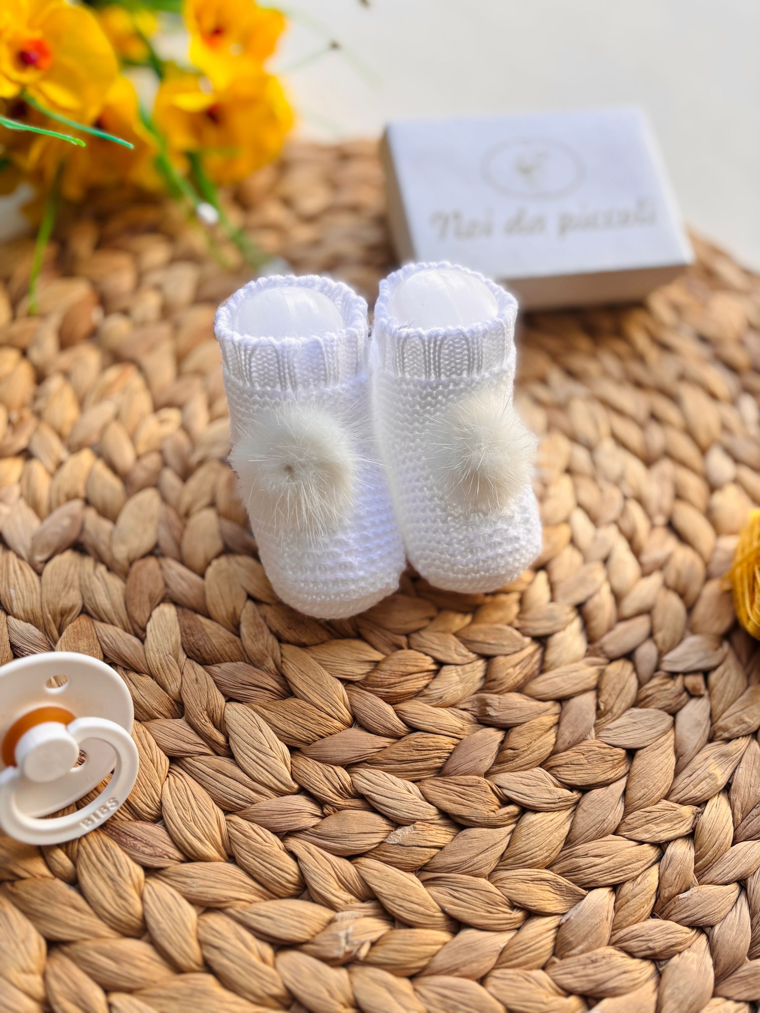 BABBUCCE IN FILATO CALDO CON POMPON BLANCO - Noi da piccoli