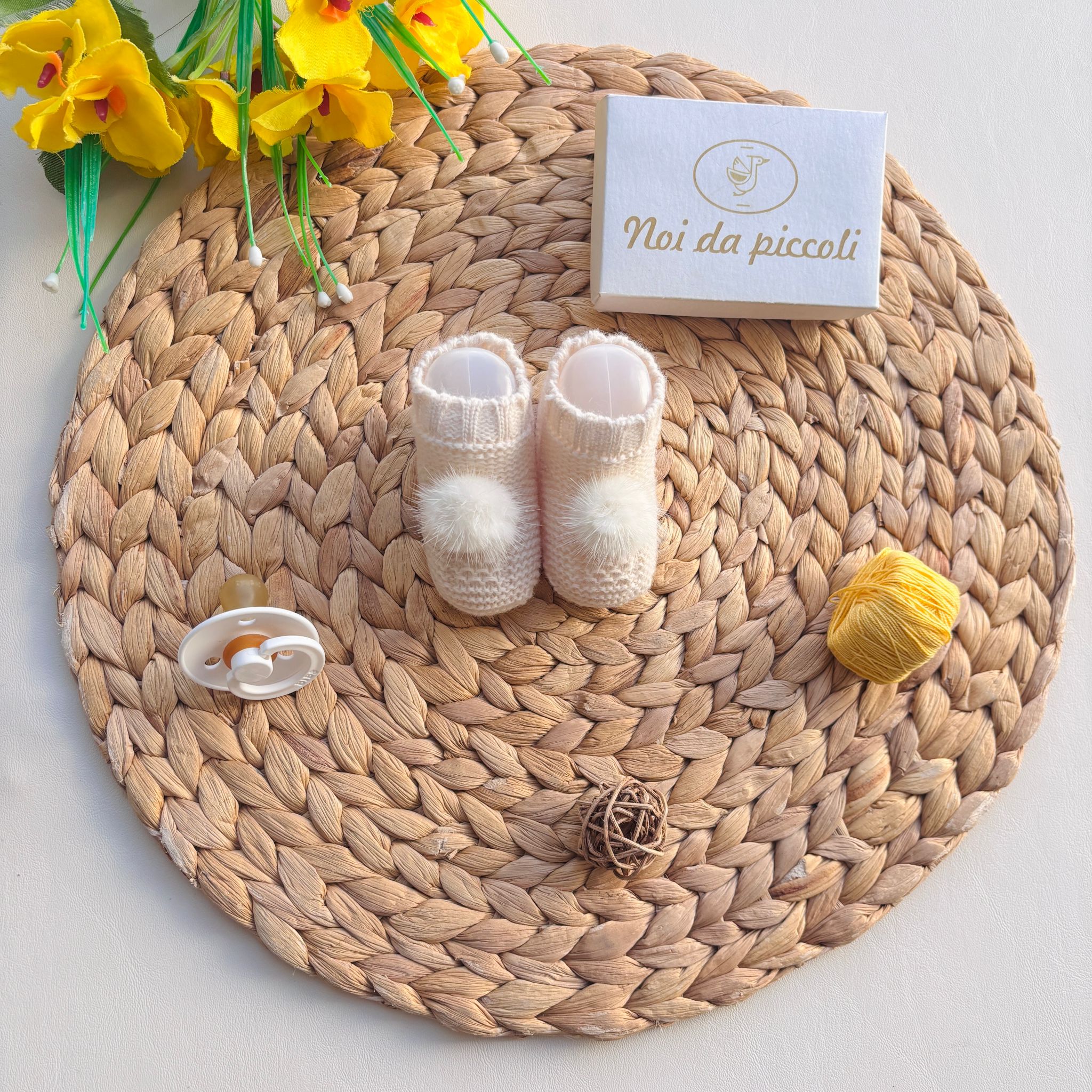 BABBUCCE IN FILATO CALDO CON POMPON CREMA - Noi da piccoli