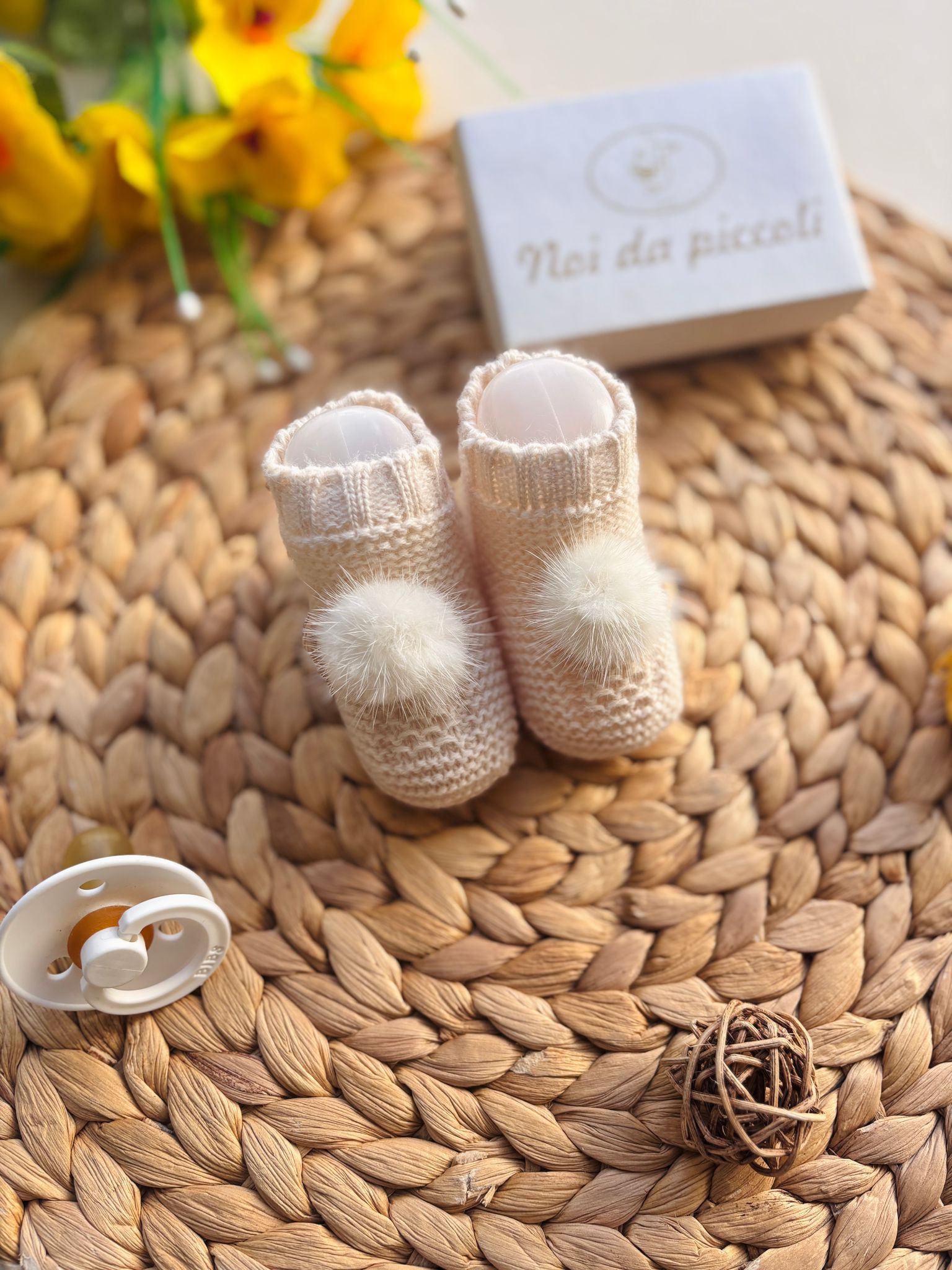 BABBUCCE IN FILATO CALDO CON POMPON CREMA - Noi da piccoli