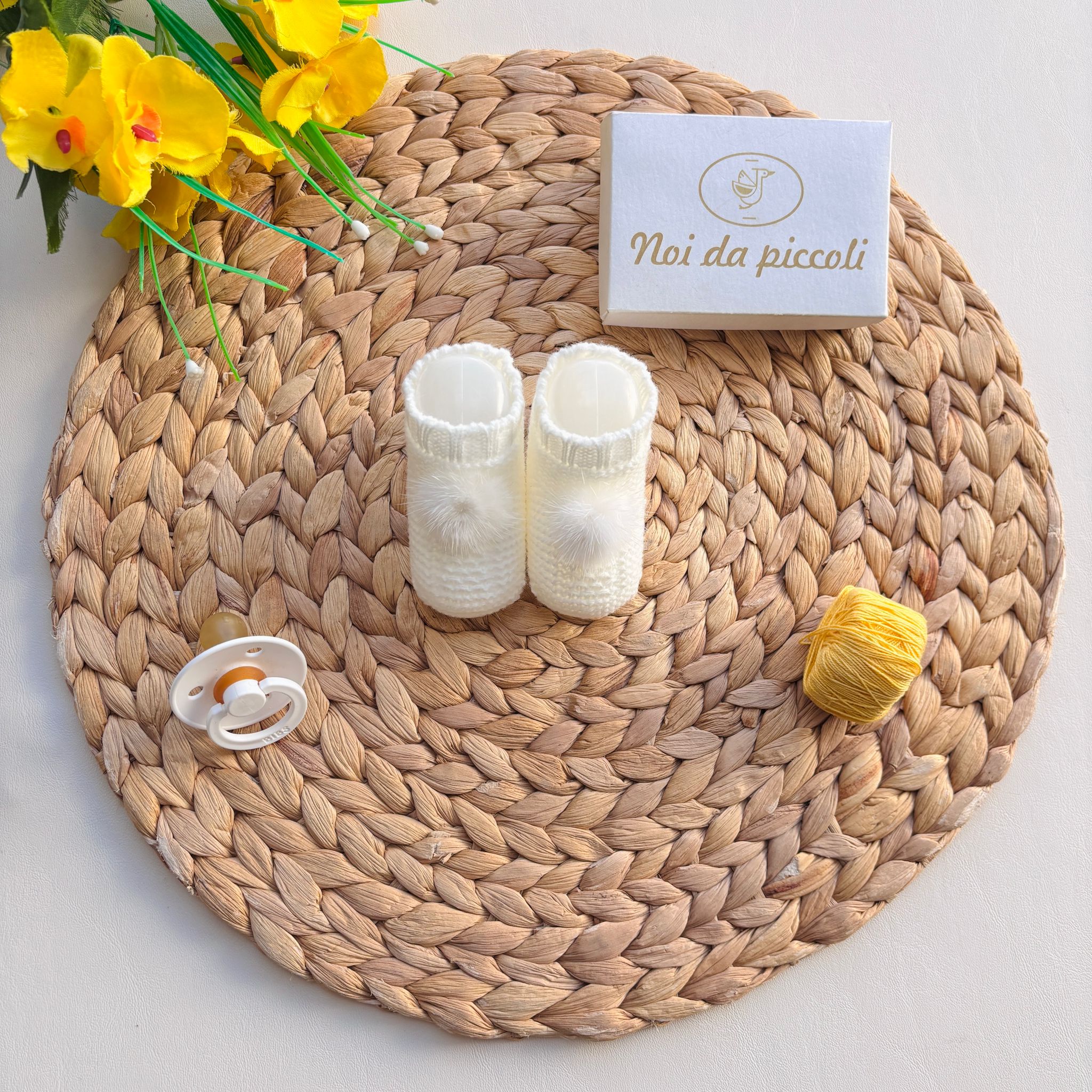 BABBUCCE IN FILATO CALDO CON POMPON CRUDO - Noi da piccoli