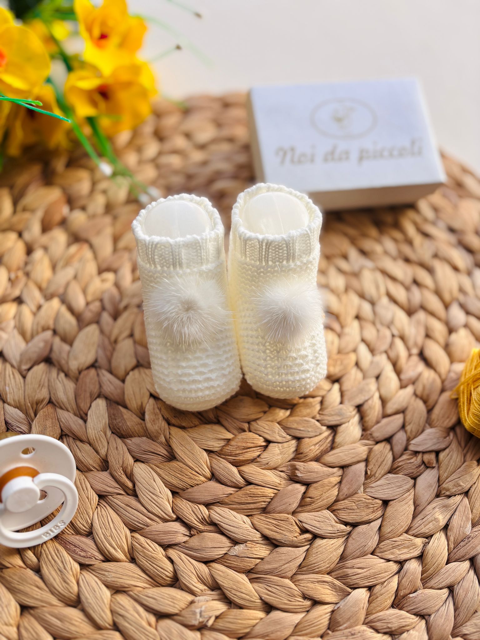 BABBUCCE IN FILATO CALDO CON POMPON CRUDO - Noi da piccoli