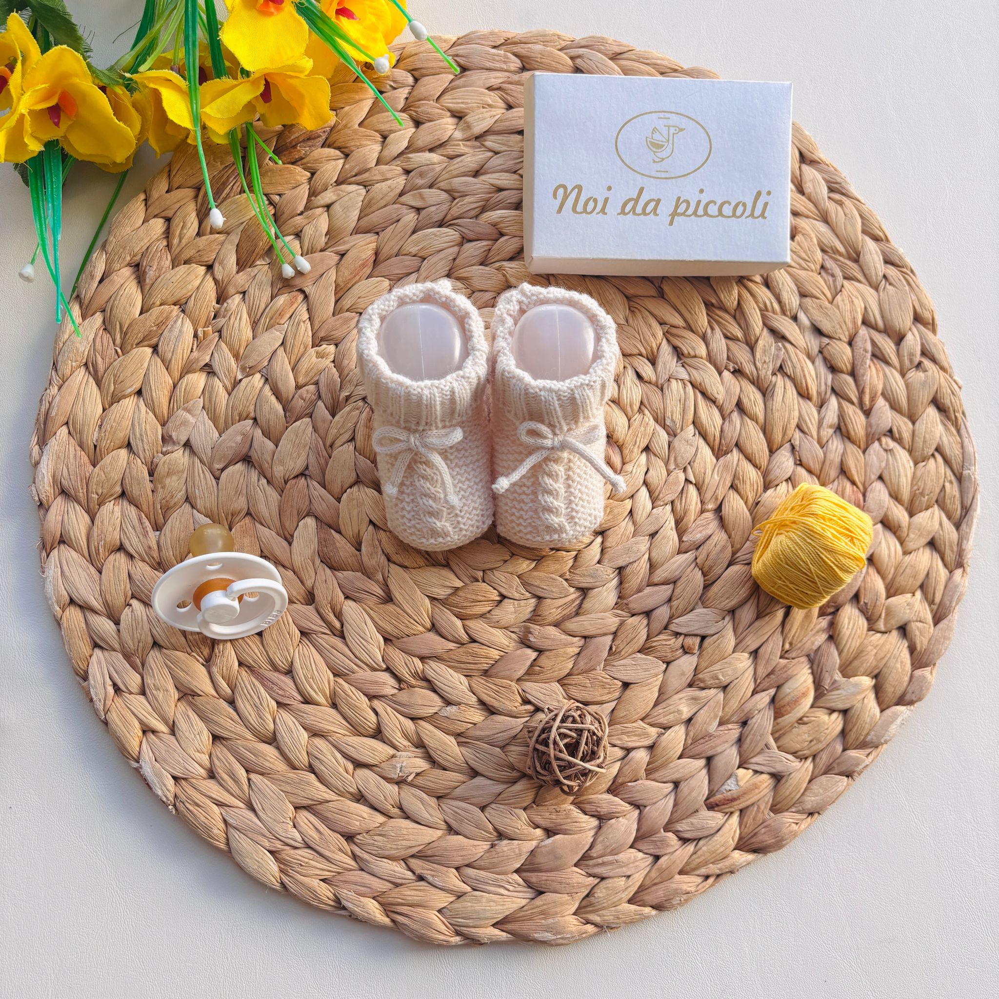 BABBUCCE IN FILATO CALDO CREMA - Noi da piccoli