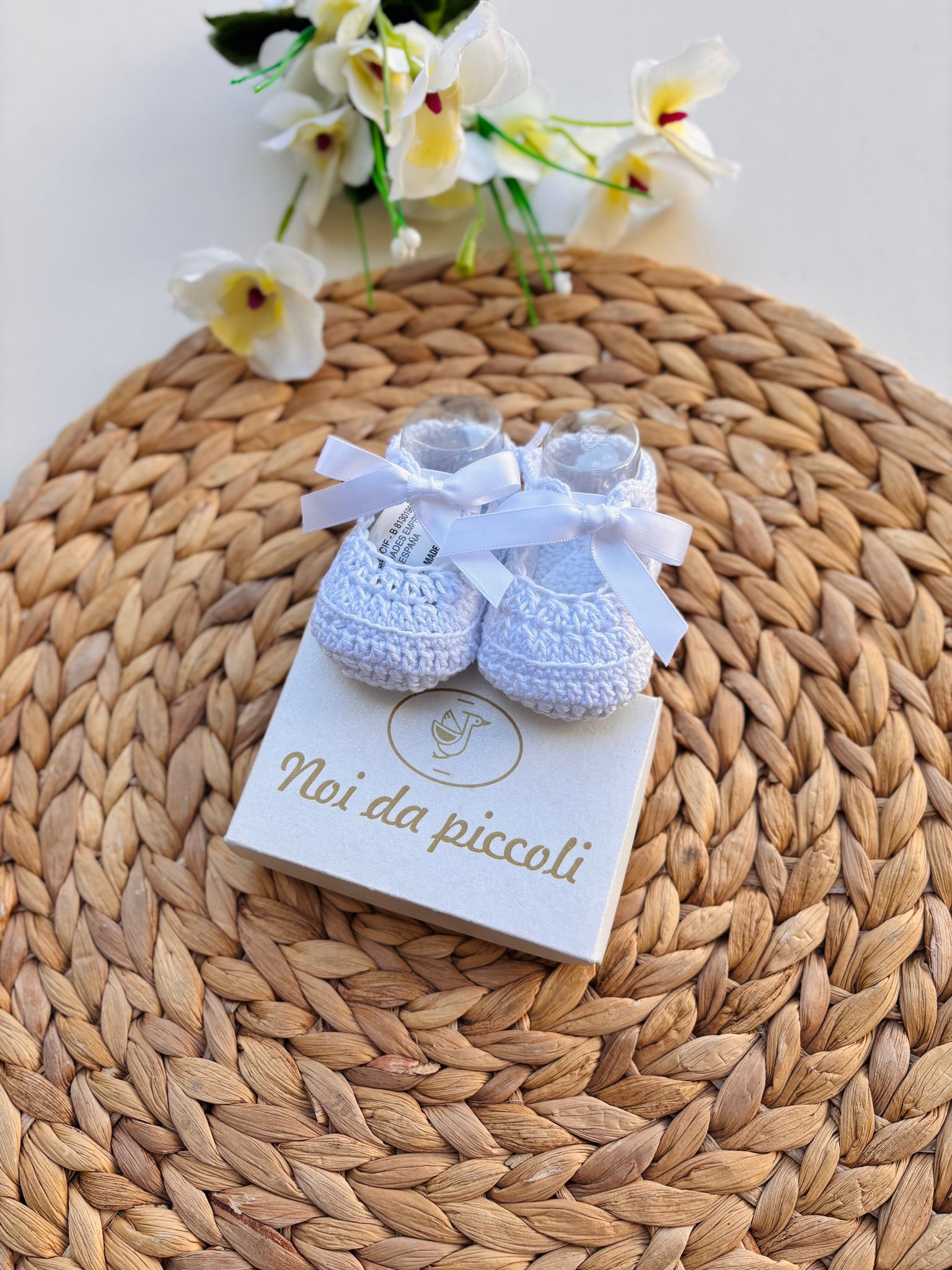 BABBUCCE IN FILO CON FIOCCHETTI BIANCO - Noi da piccoli