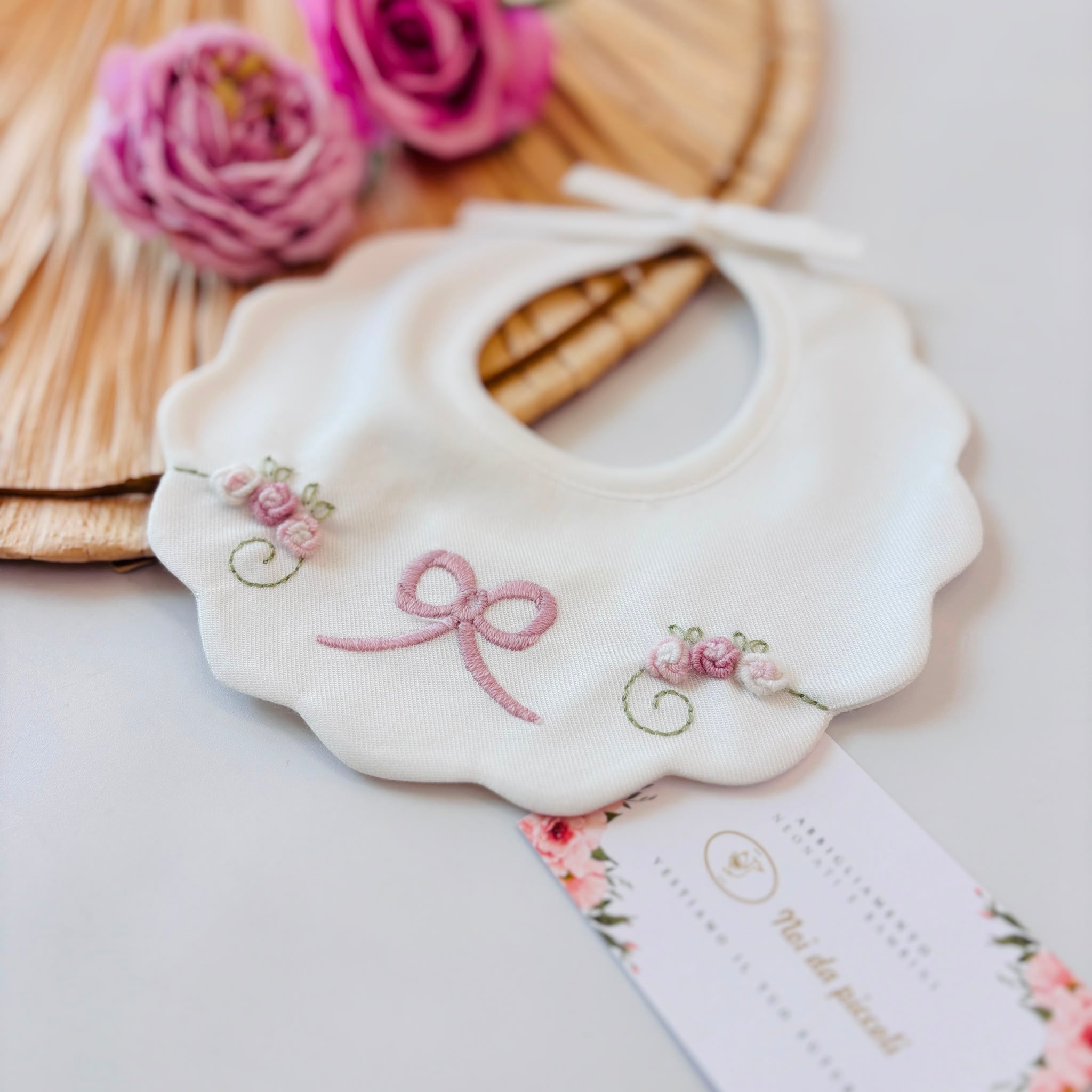 BAVETTA 100 % COTONE PANNA FIOCCO E ROSELLINE - Noi da piccoli