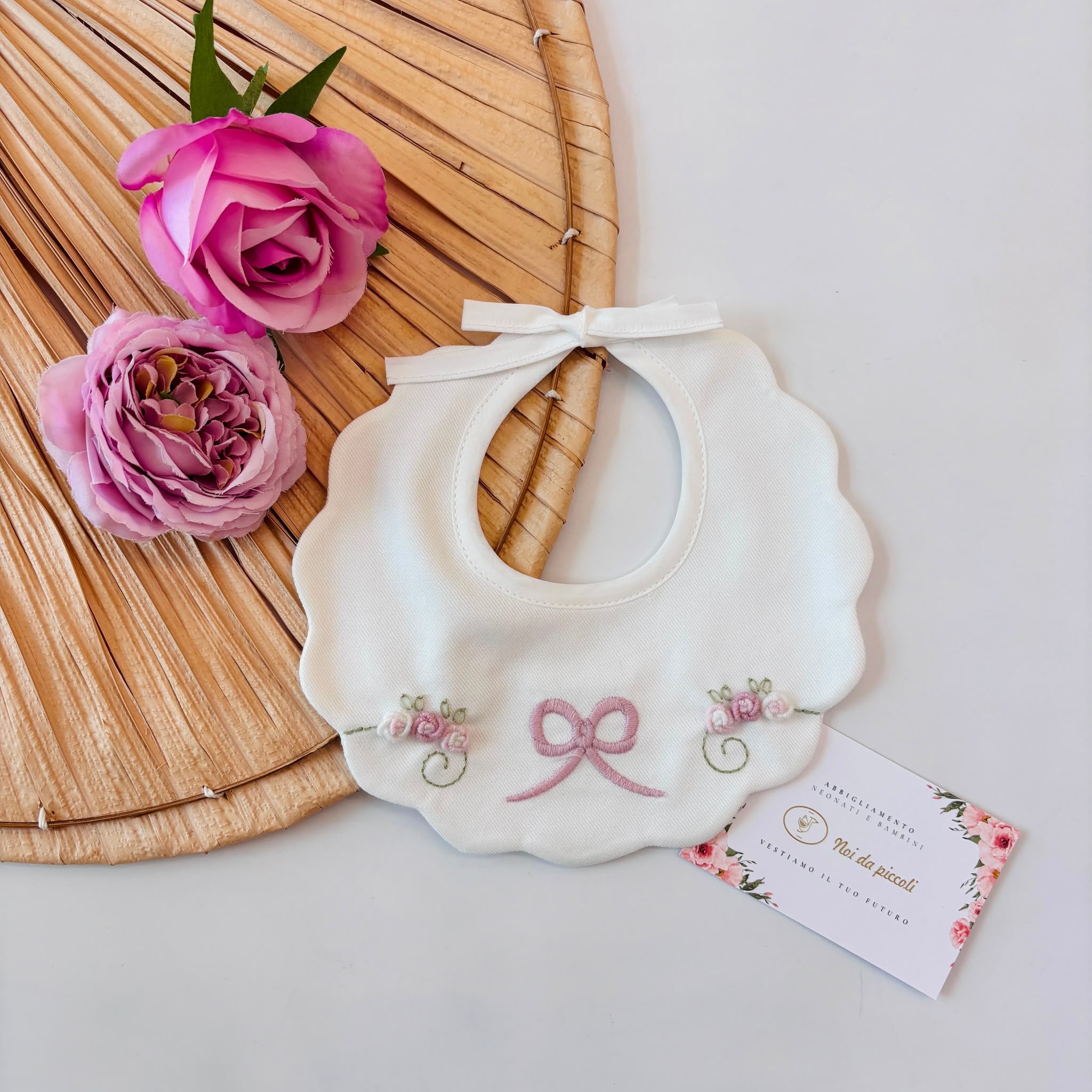 BAVETTA 100 % COTONE PANNA FIOCCO E ROSELLINE - Noi da piccoli