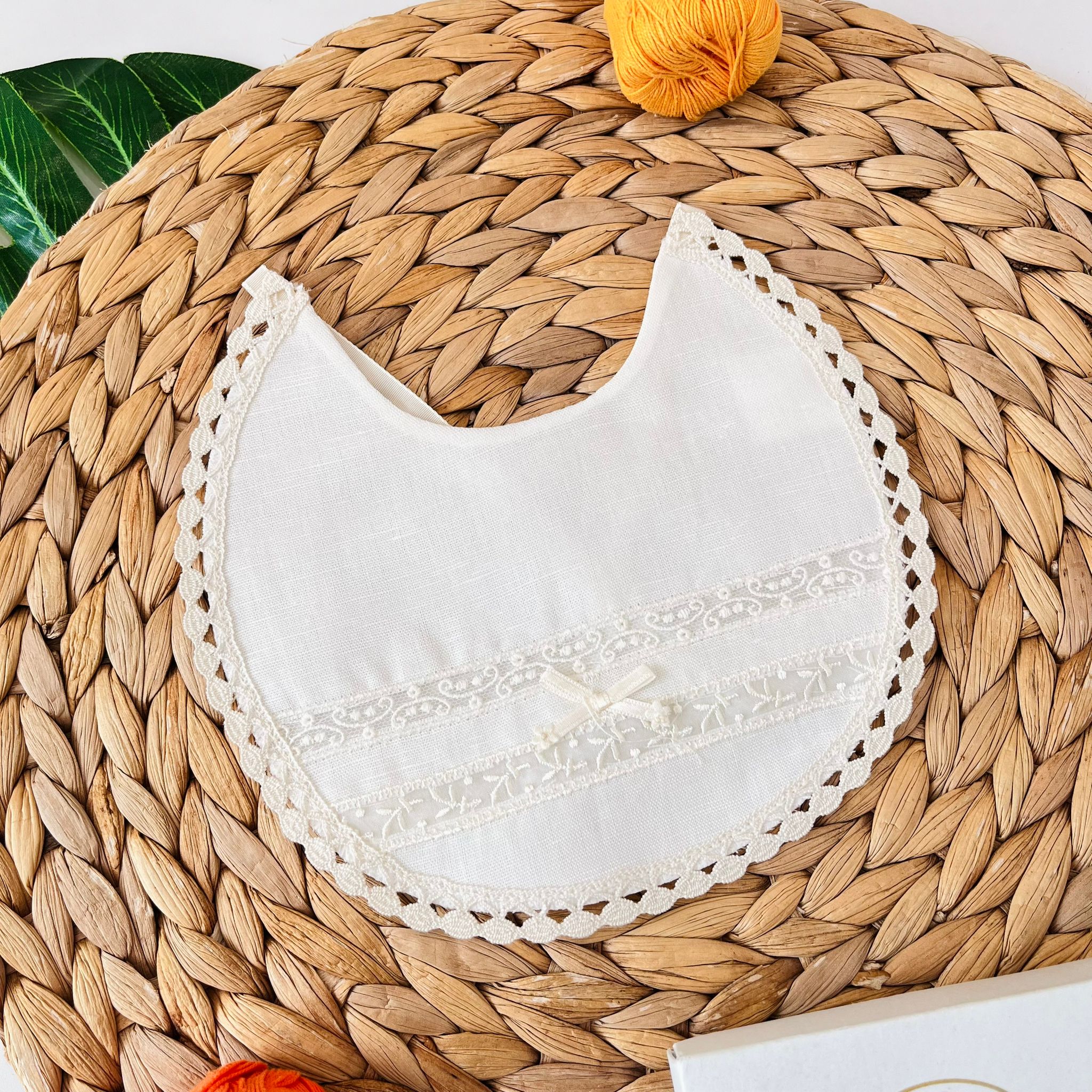 BAVETTA BEIGE DOPPIO RICAMO E FIOCCHETTO - Noi da piccoli