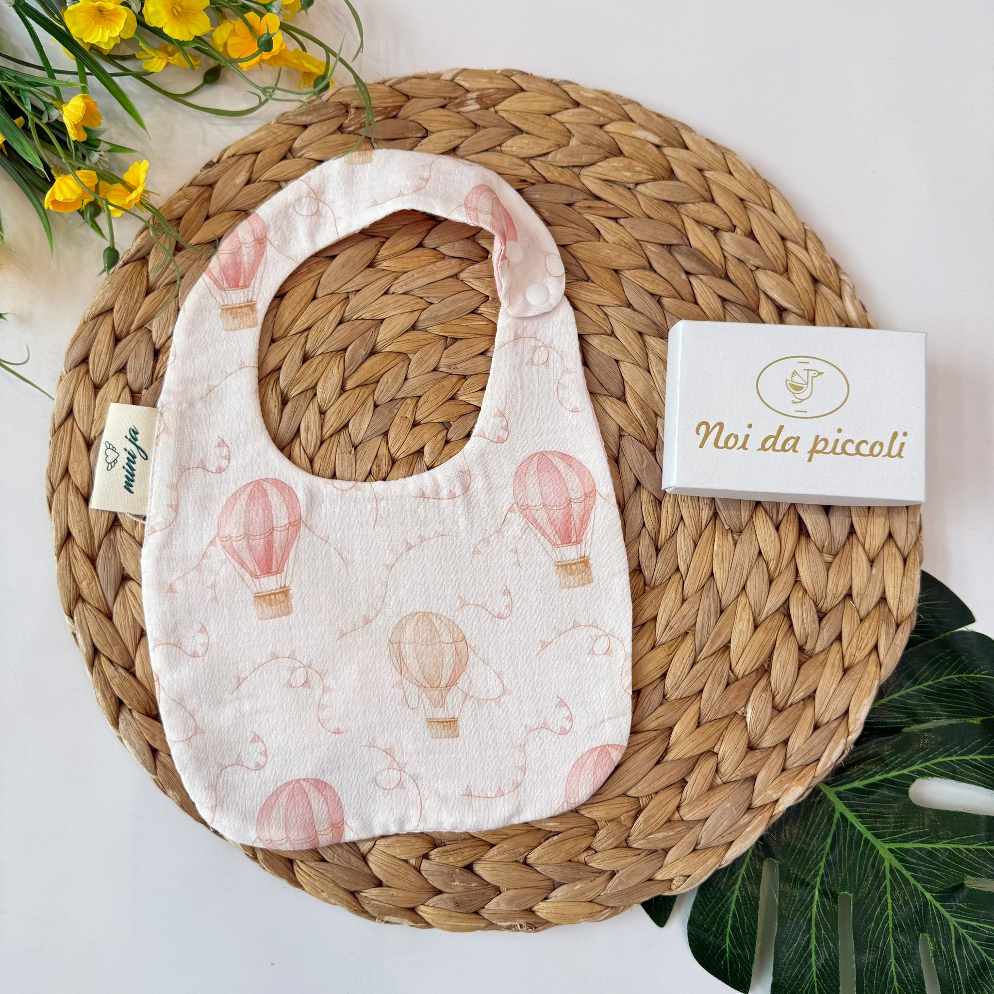 BAVETTA CON BANDIERINE E MONGOLFIERA ROSA - Noi da piccoli